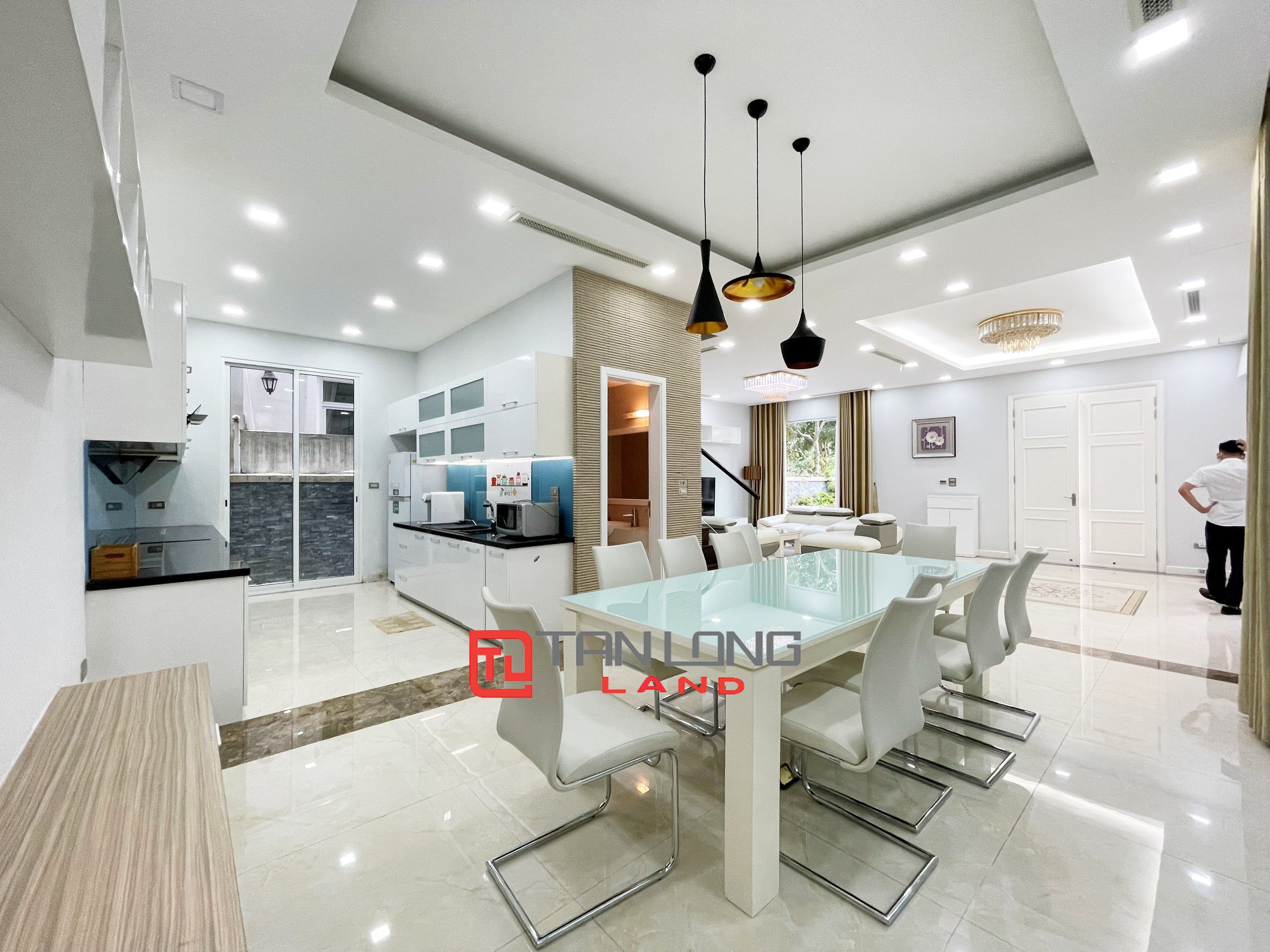 Modern Fully Furnished Villa for rent at a Reasonable Price in Vinhomes Riverside 3