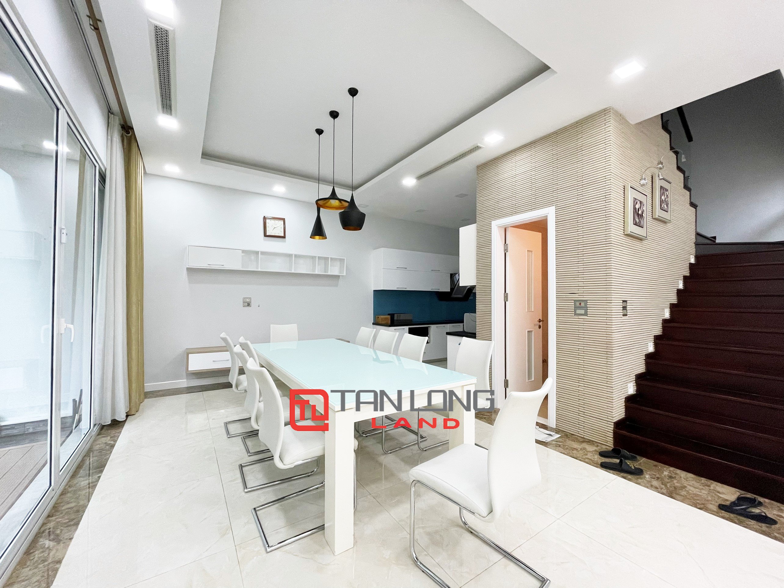 Modern Fully Furnished Villa for rent at a Reasonable Price in Vinhomes Riverside 4
