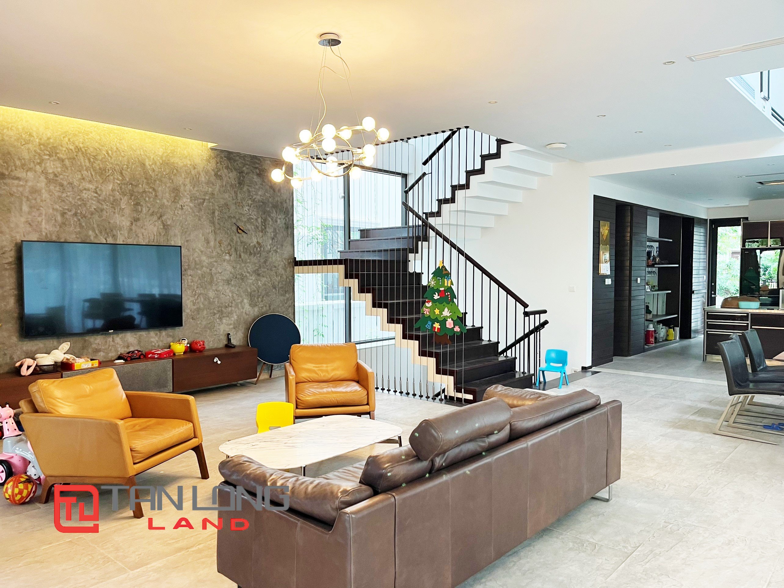 Modern Fully Furnished Villa for rent near BIS International School in Vinhomes Riverside 3