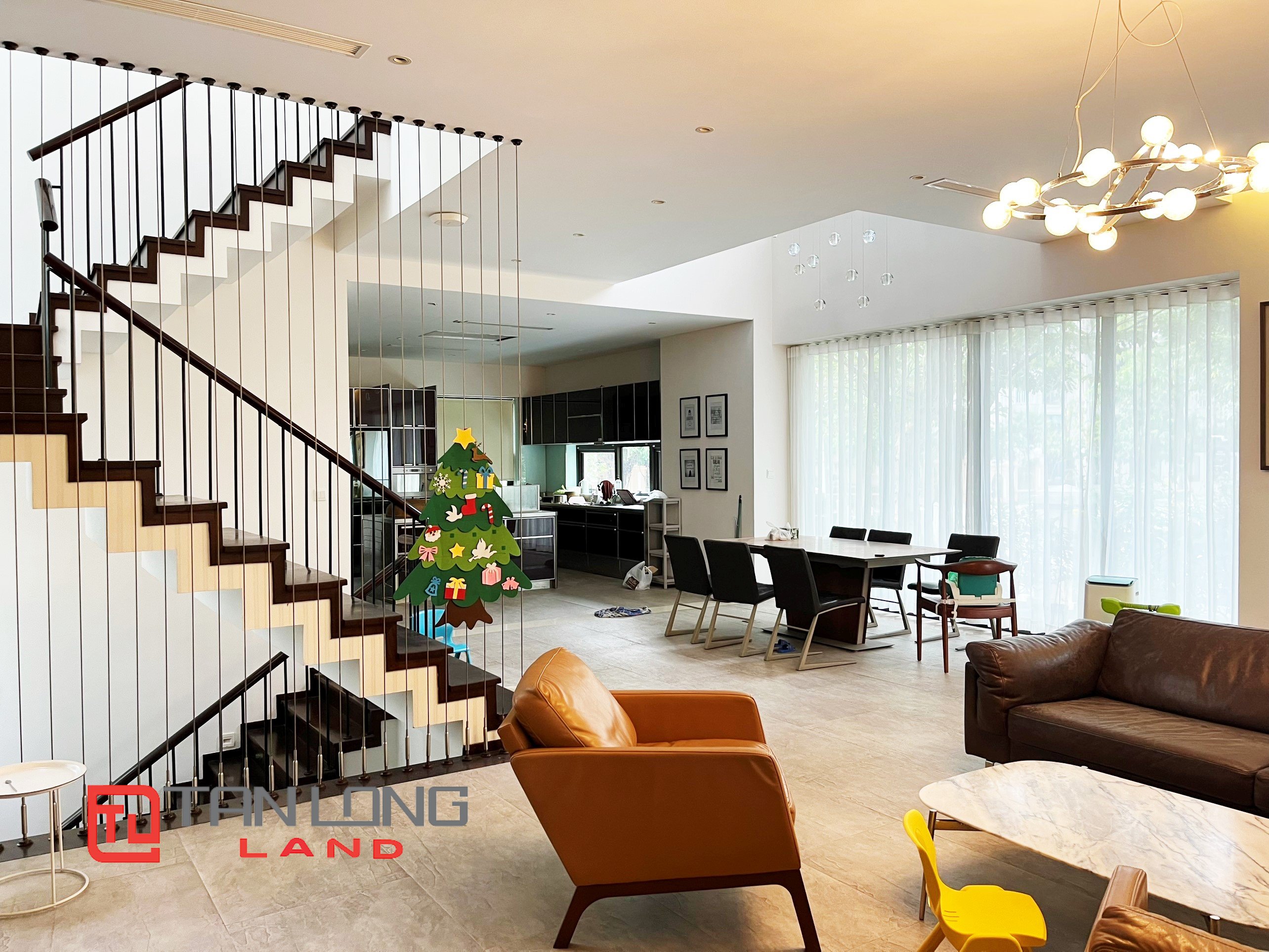 Modern Fully Furnished Villa for rent near BIS International School in Vinhomes Riverside 4
