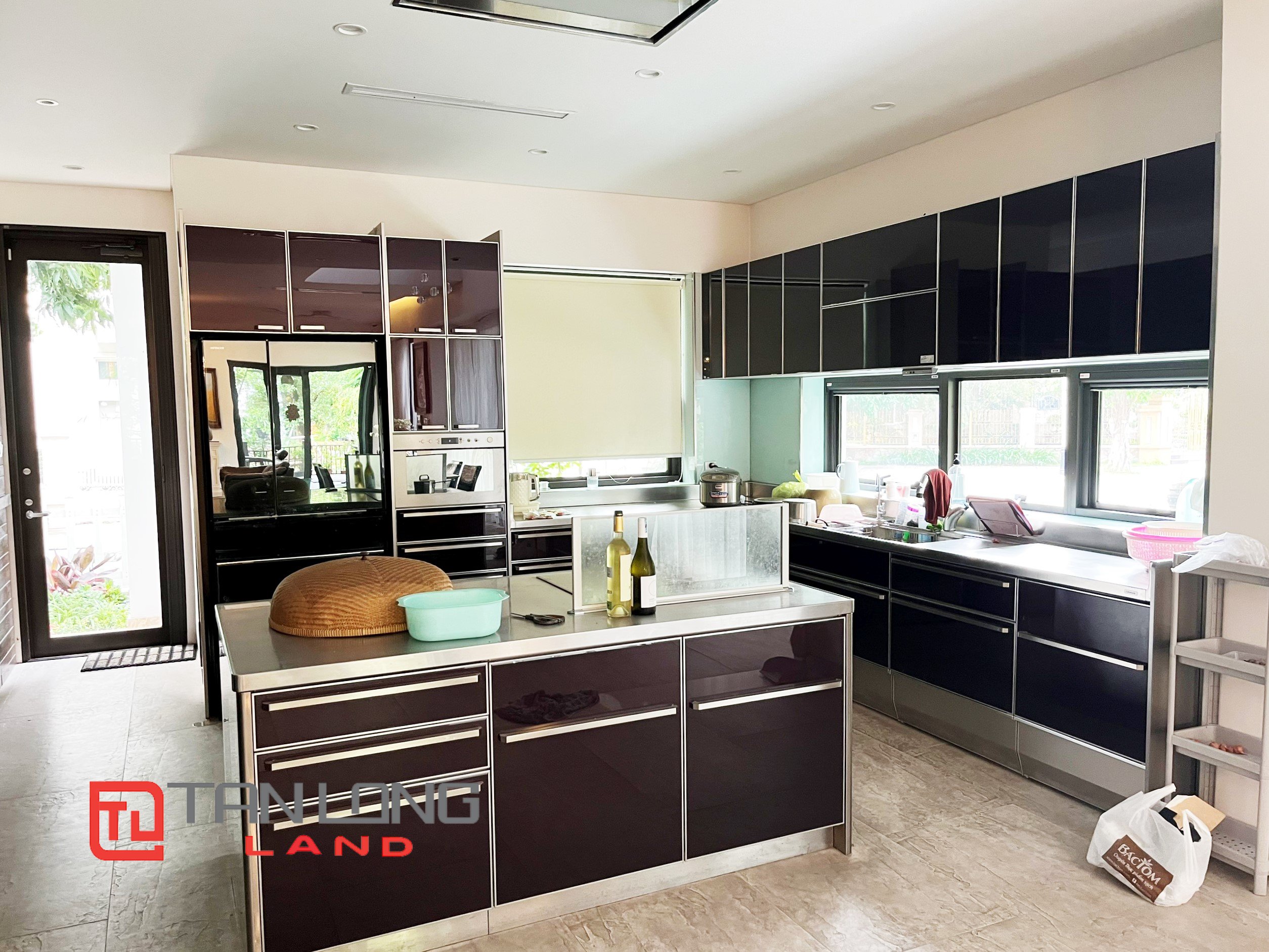 Modern Fully Furnished Villa for rent near BIS International School in Vinhomes Riverside 5