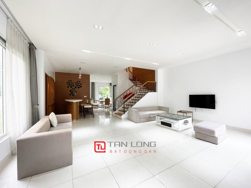 Modern house for rent with large garden in Vinhomes Riverside 1