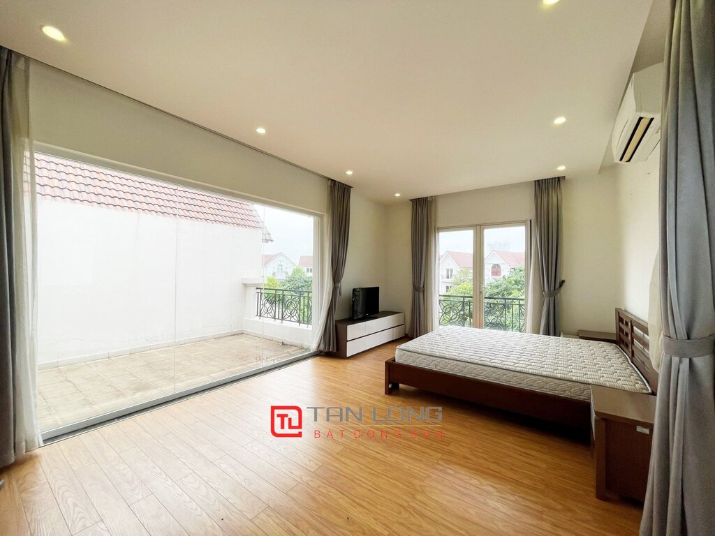 Modern house for rent with large garden in Vinhomes Riverside 10