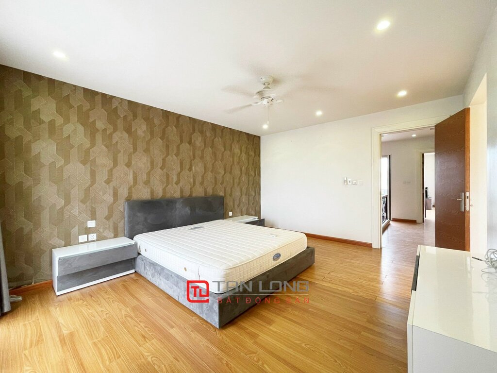 Modern house for rent with large garden in Vinhomes Riverside 11