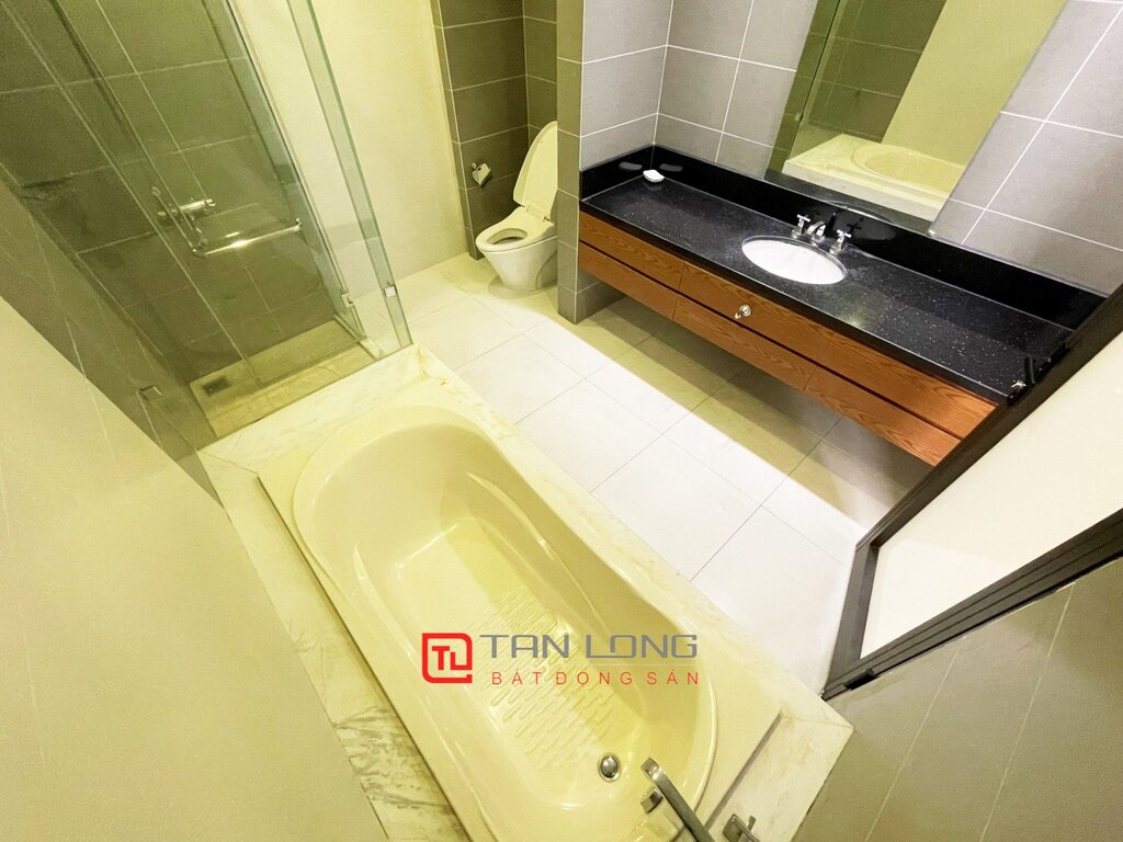 Modern house for rent with large garden in Vinhomes Riverside 13