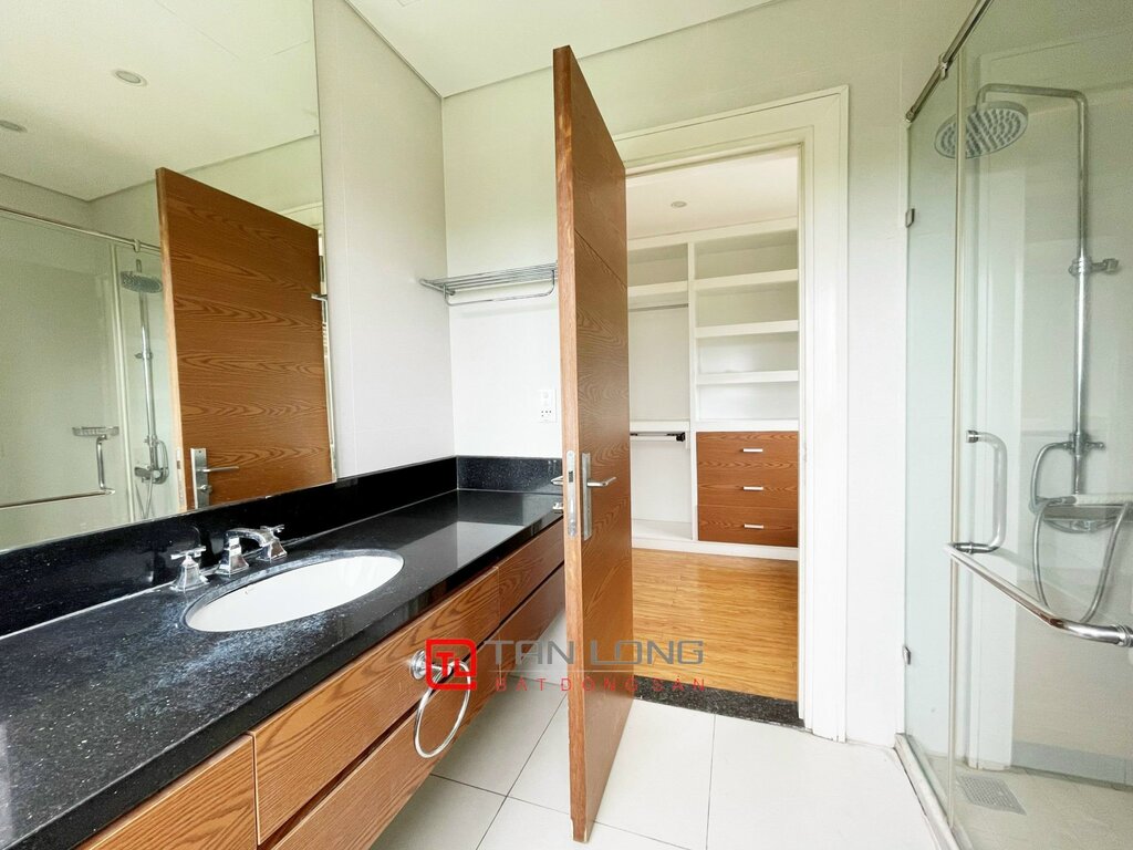 Modern house for rent with large garden in Vinhomes Riverside 14