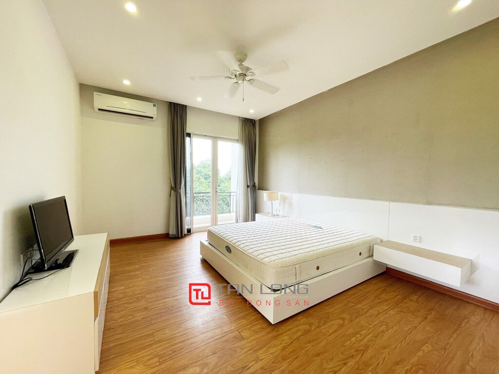 Modern house for rent with large garden in Vinhomes Riverside 5