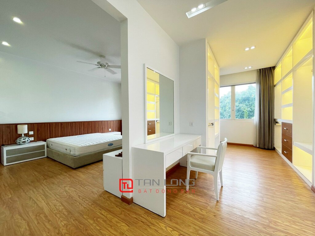 Modern house for rent with large garden in Vinhomes Riverside 6
