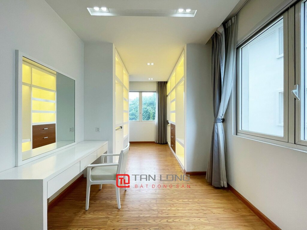 Modern house for rent with large garden in Vinhomes Riverside 8