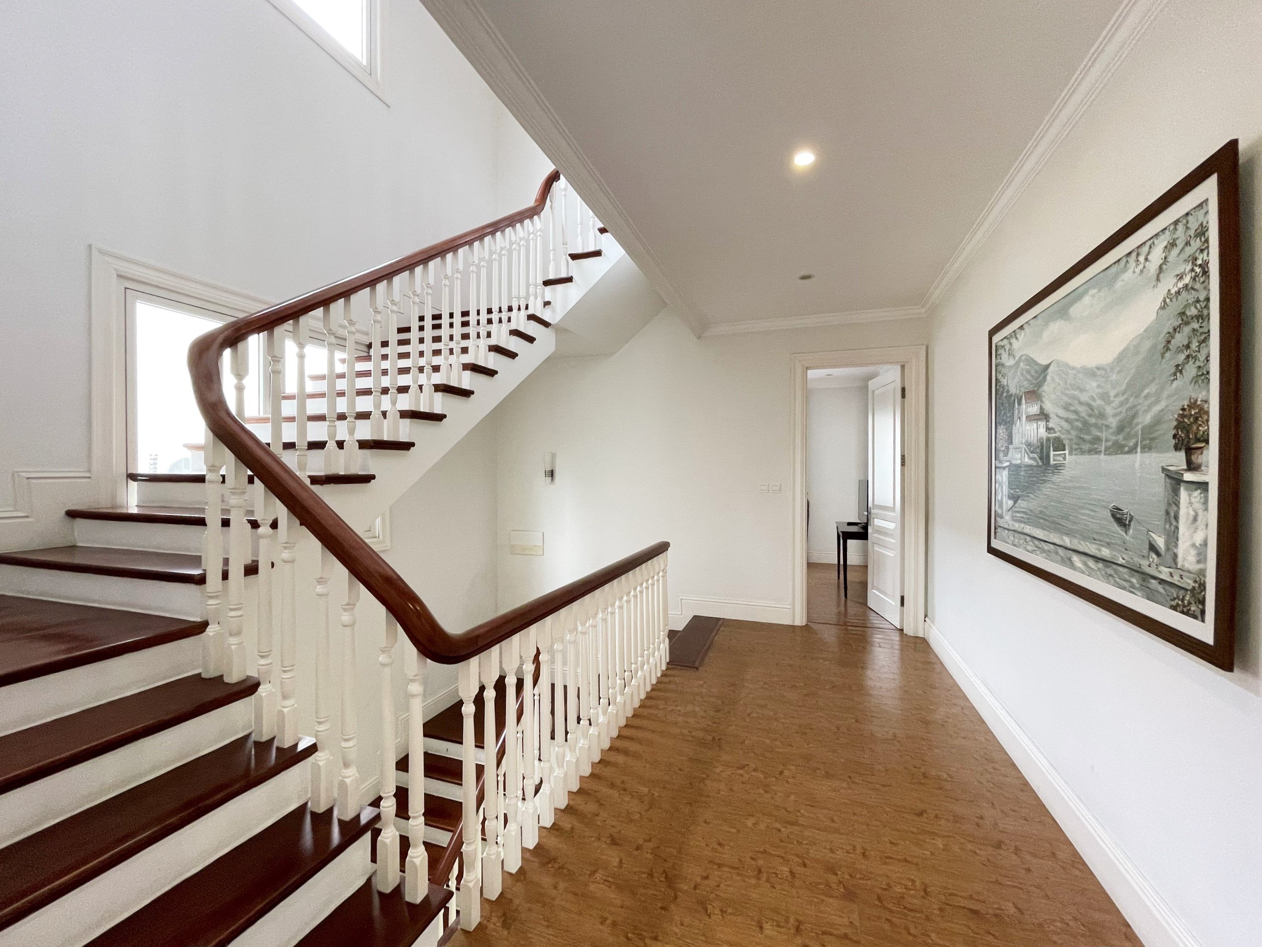 New finished luxury villa in Vinhomes Riverside for rent 4