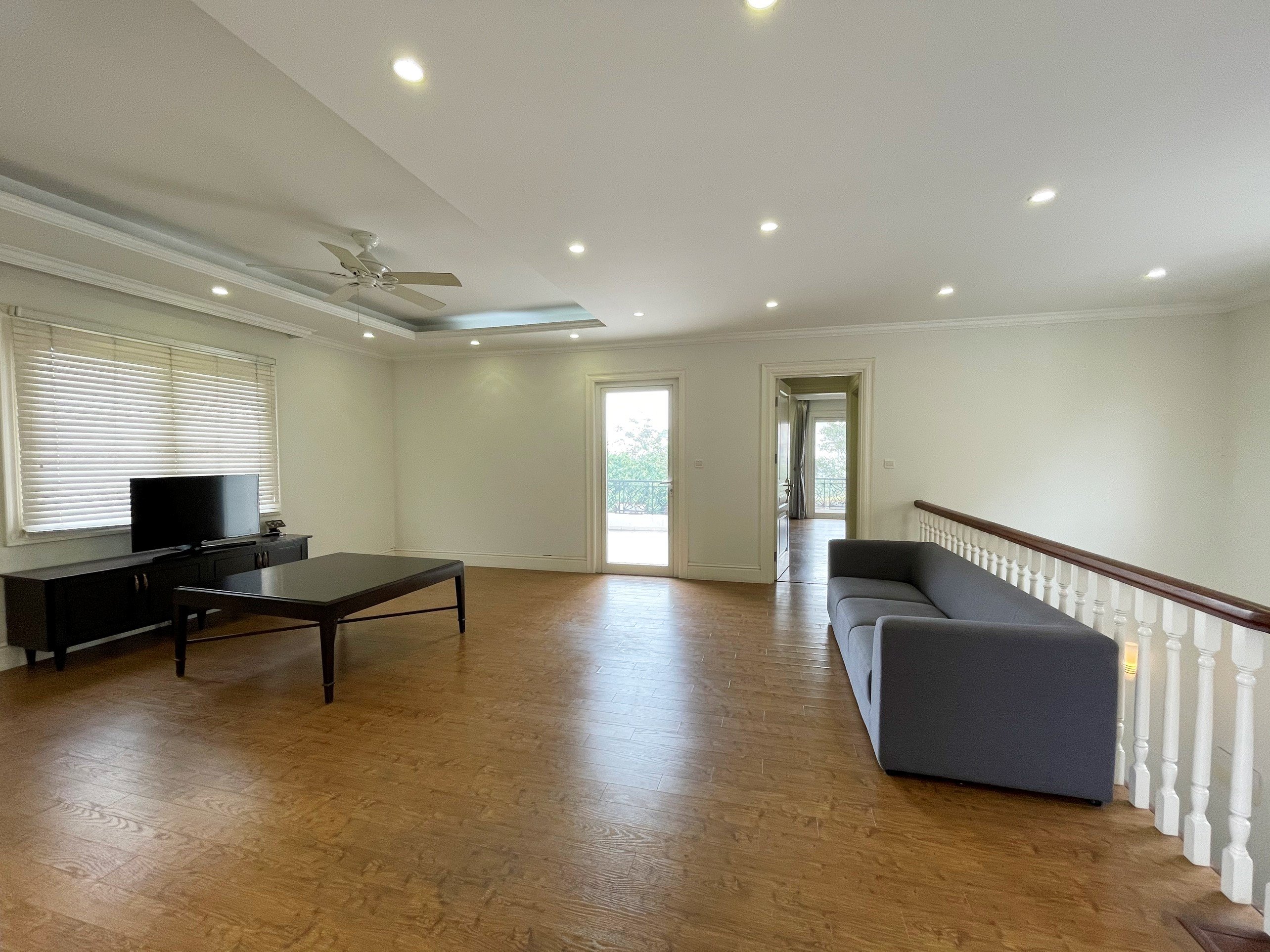 New finished luxury villa in Vinhomes Riverside for rent 5