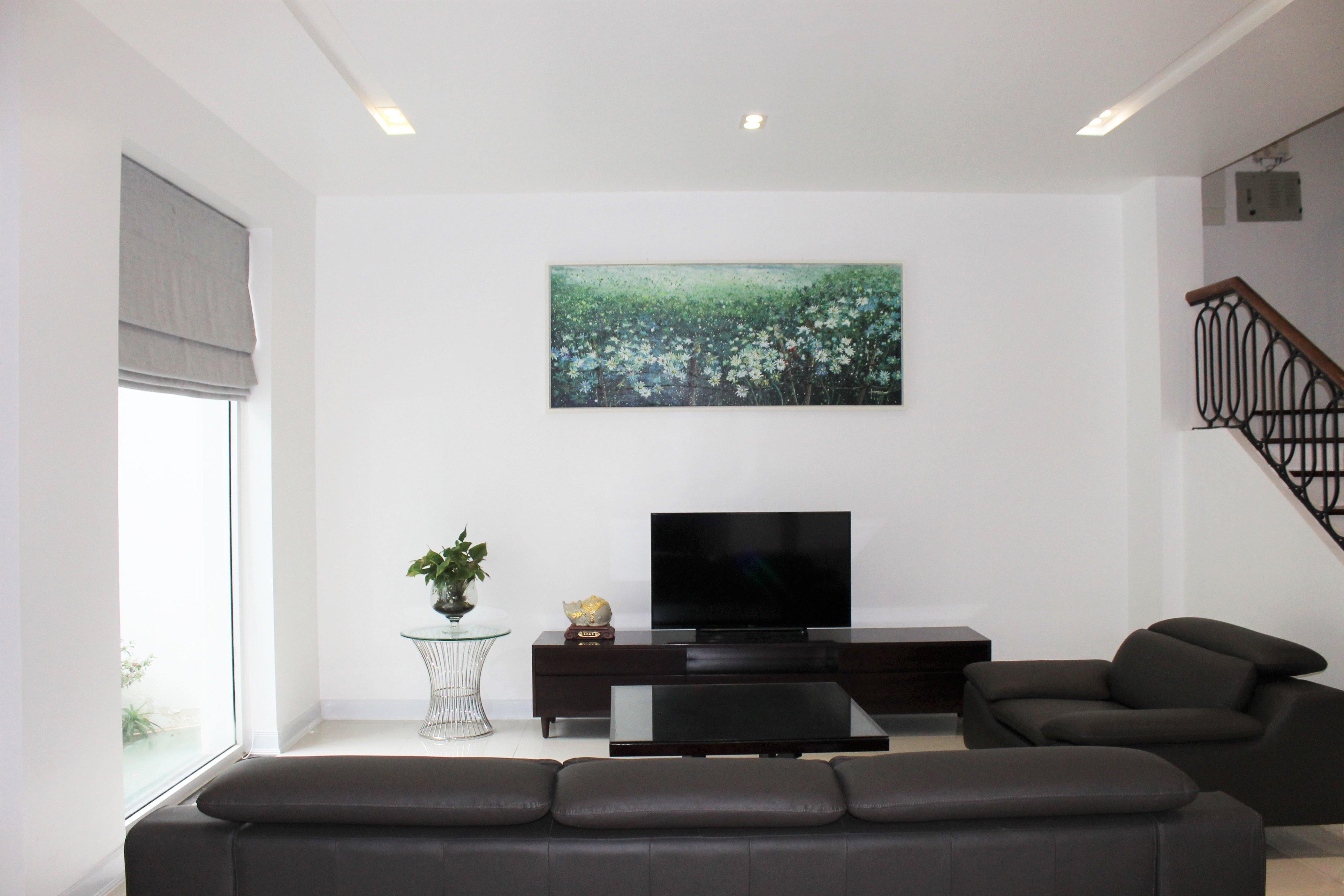 New finished luxury villa in Vinhomes Riverside for rent 2