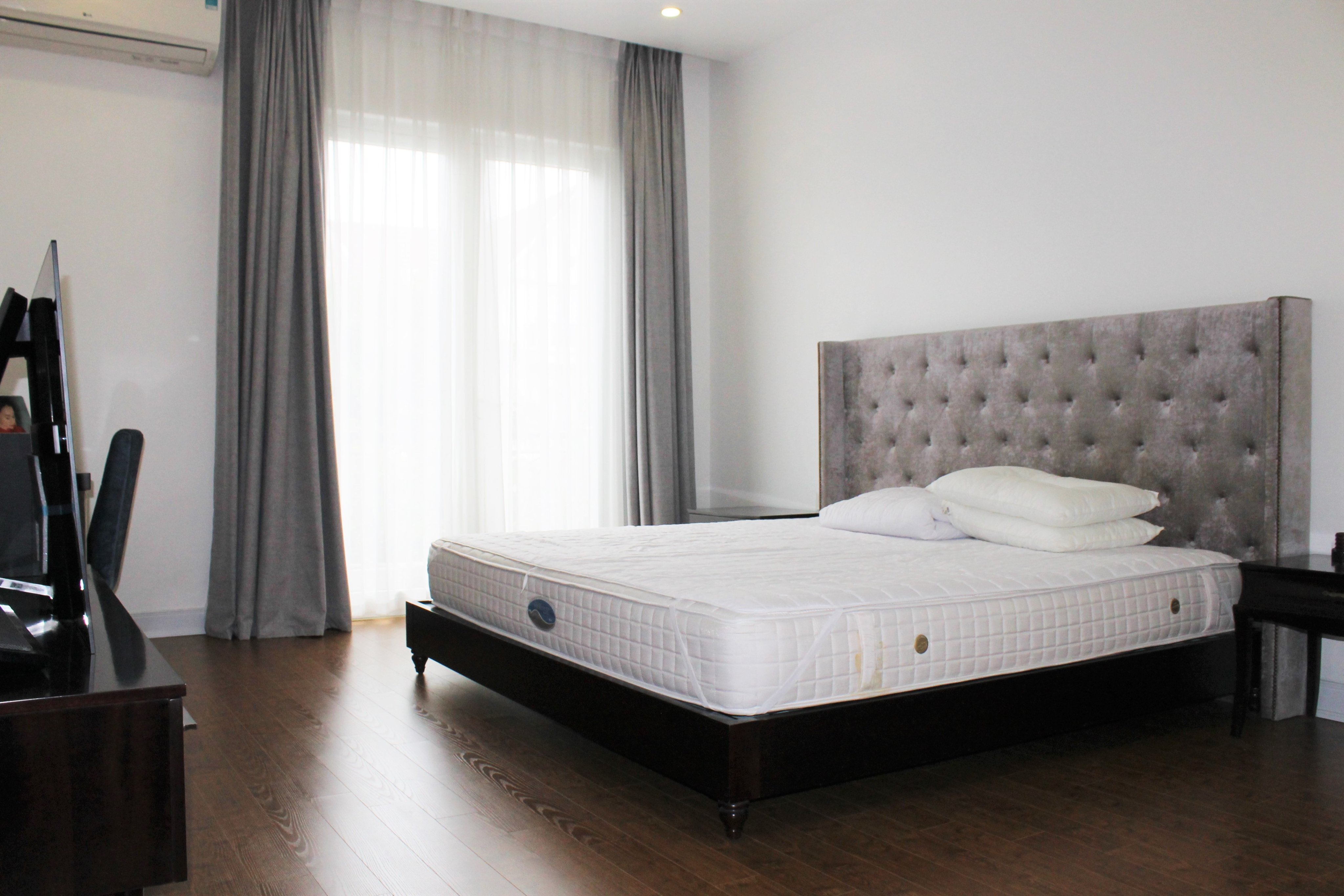 New finished luxury villa in Vinhomes Riverside for rent 6
