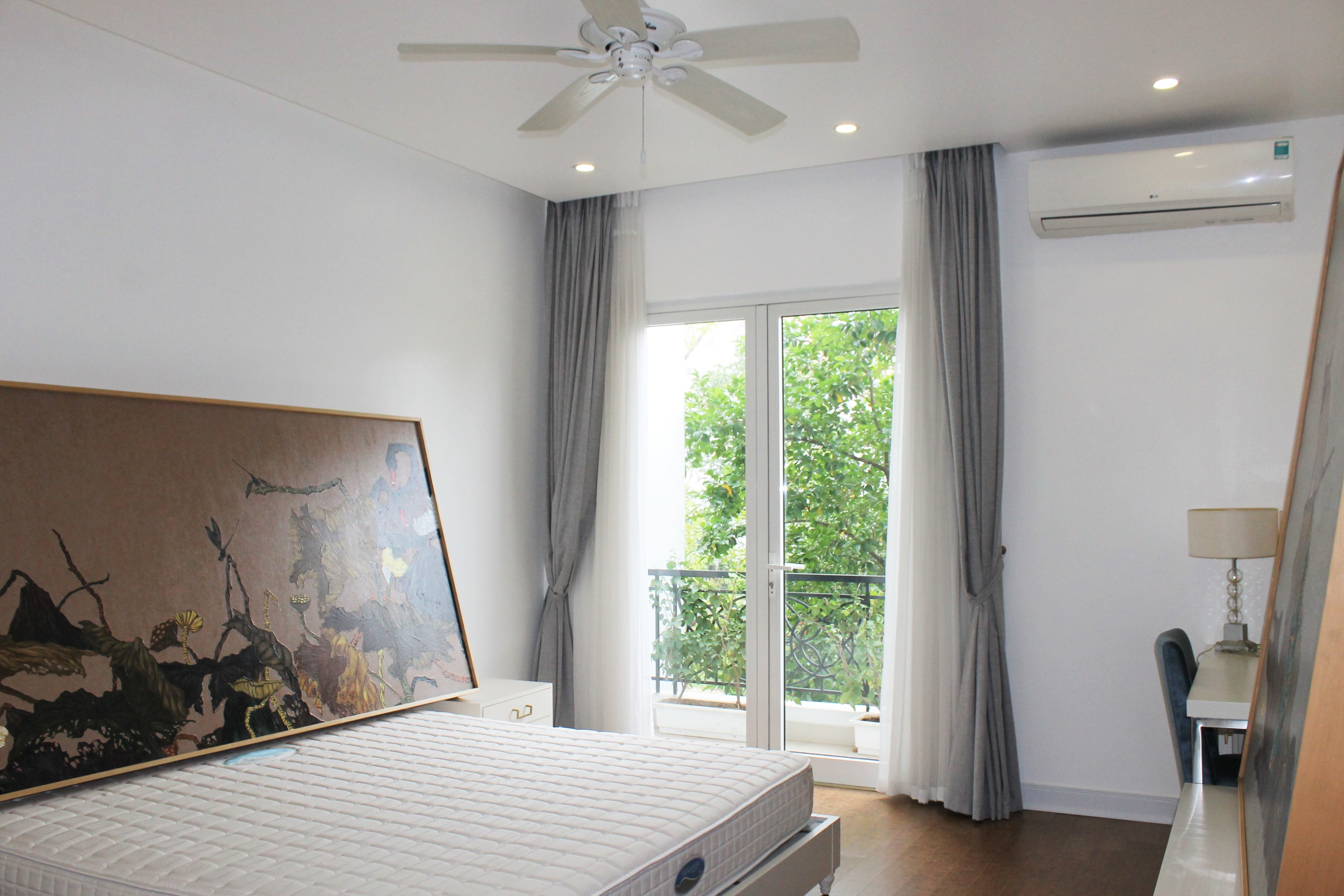 New finished luxury villa in Vinhomes Riverside for rent 9