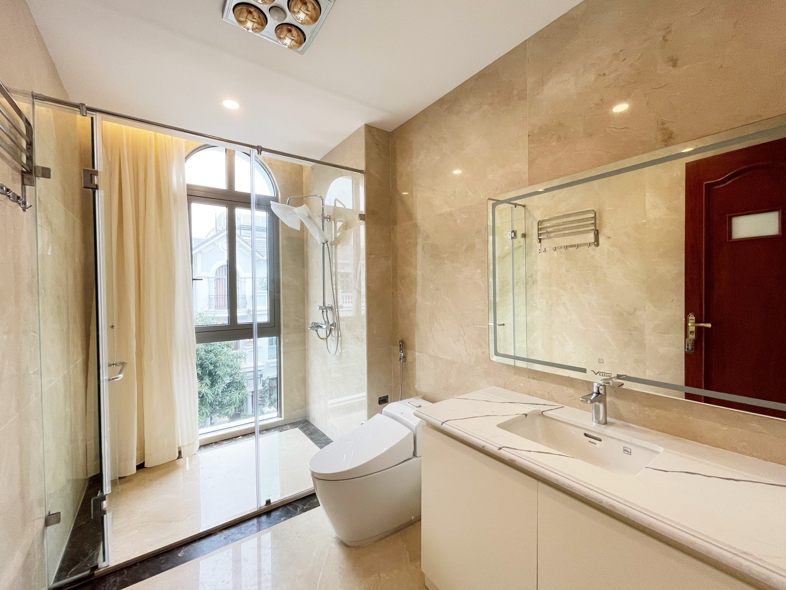 New finished luxury villa in Vinhomes Riverside The Harmony for rent only $1500 10