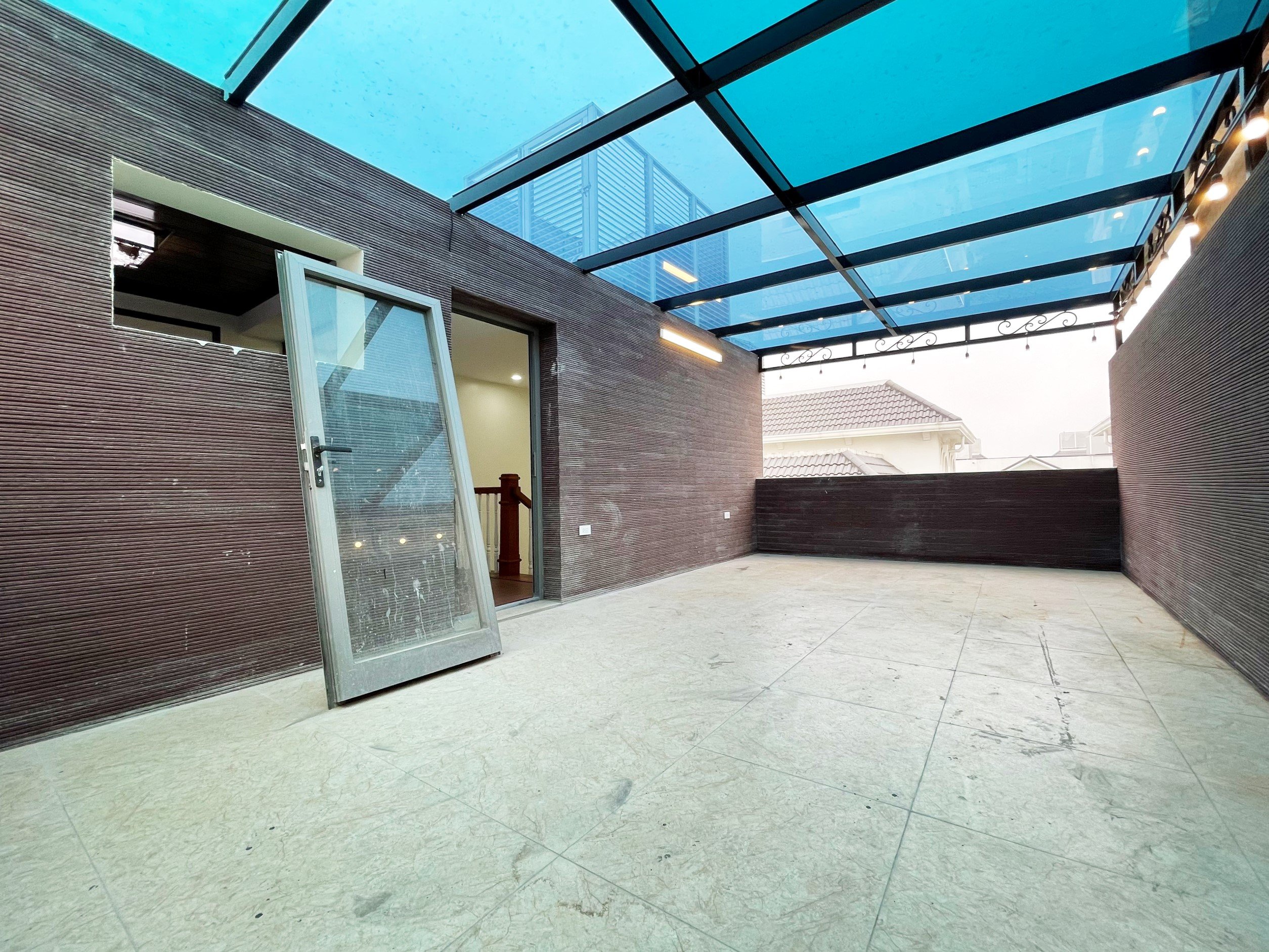 New finished luxury villa in Vinhomes Riverside The Harmony for rent only $1500 11