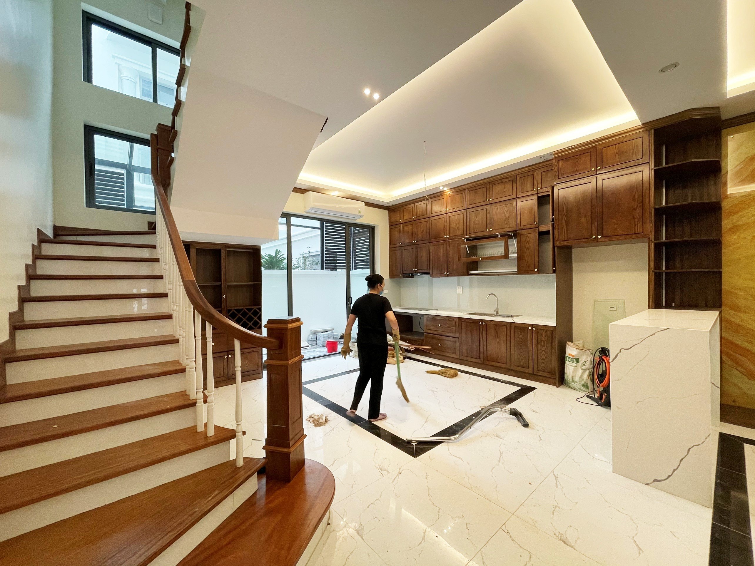 New finished luxury villa in Vinhomes Riverside The Harmony for rent only $1500 4