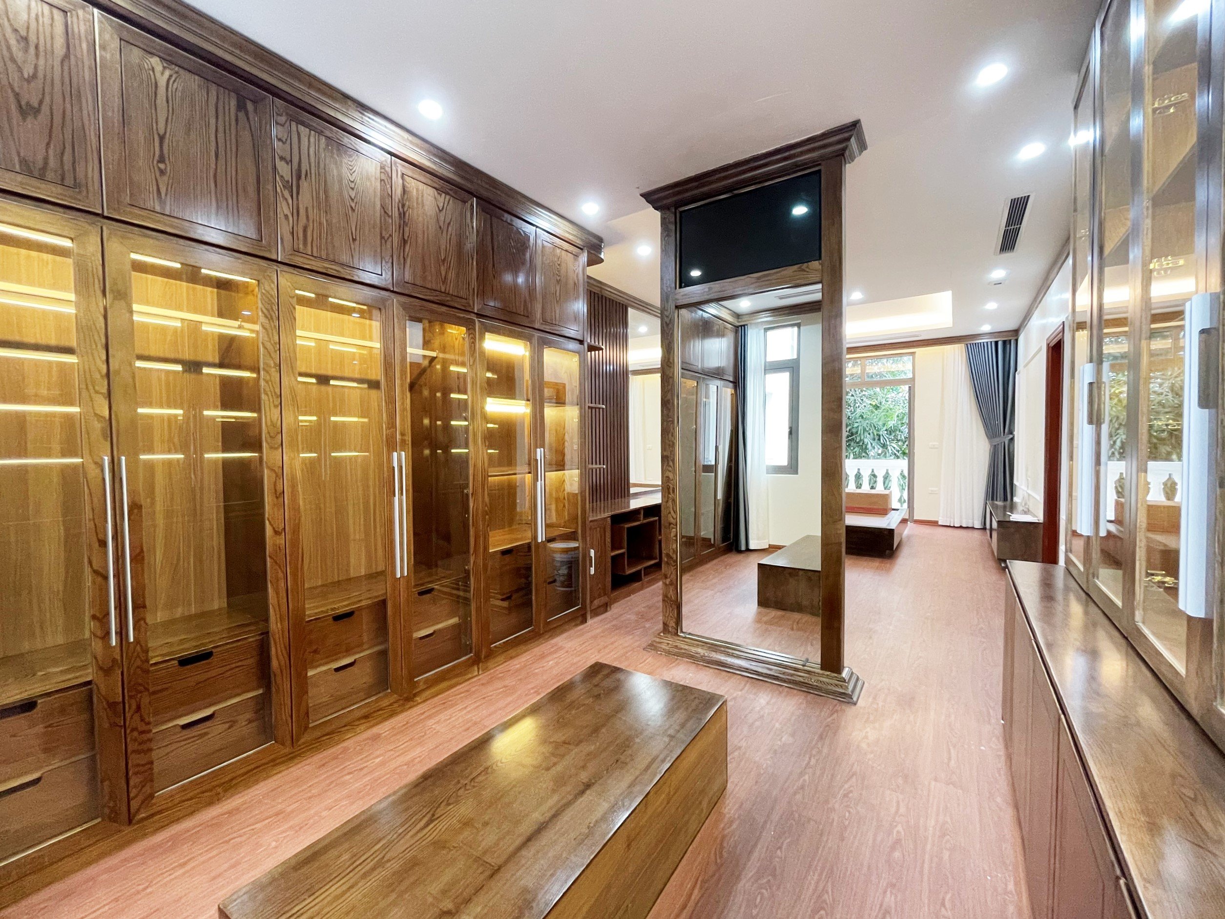 New finished luxury villa in Vinhomes Riverside The Harmony for rent only $1500 6