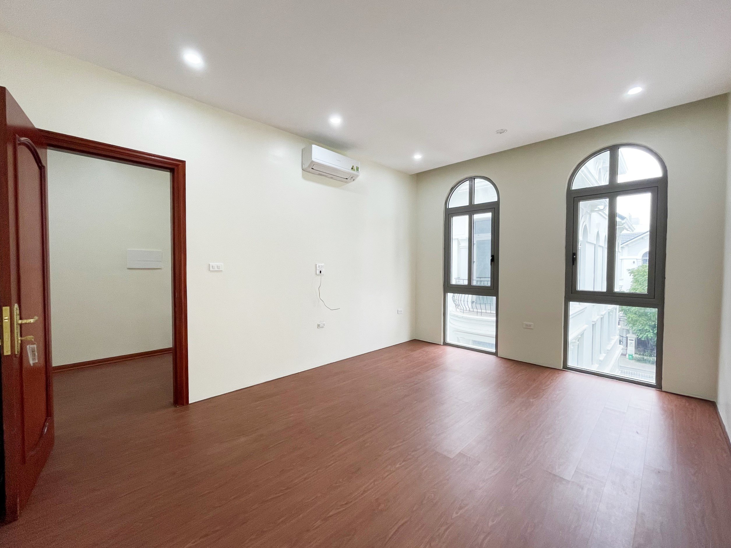 New finished luxury villa in Vinhomes Riverside The Harmony for rent only $1500 7