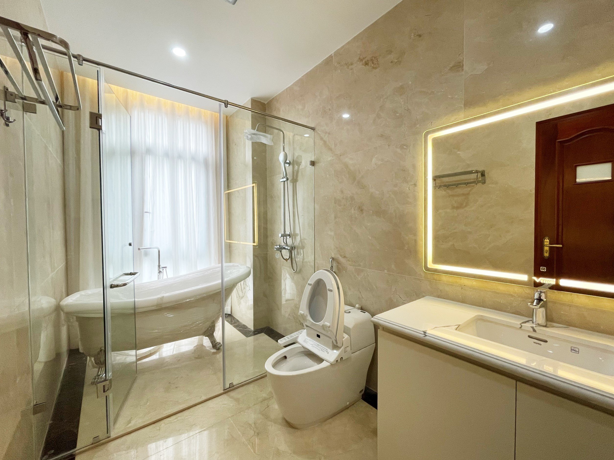 New finished luxury villa in Vinhomes Riverside The Harmony for rent only $1500 8