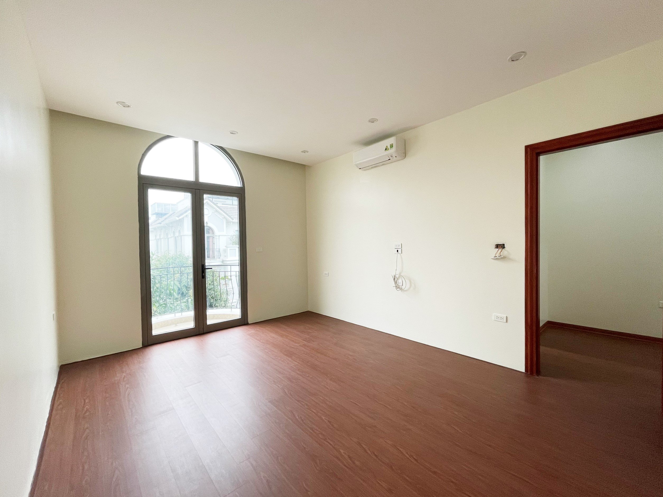 New finished luxury villa in Vinhomes Riverside The Harmony for rent only $1500 9