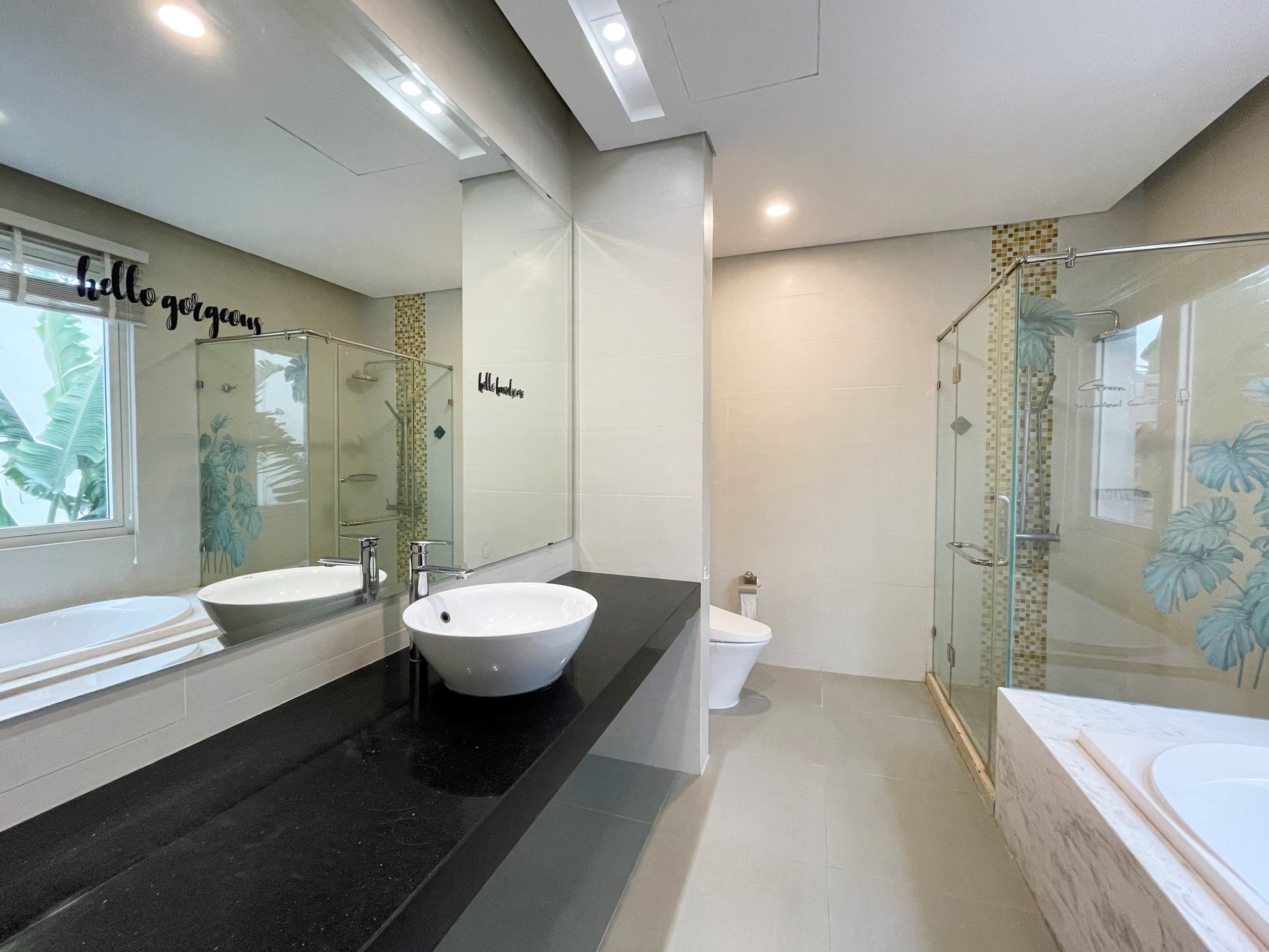 New luxury villa furniture in Vinhomes Riverside for rent cheap price 10