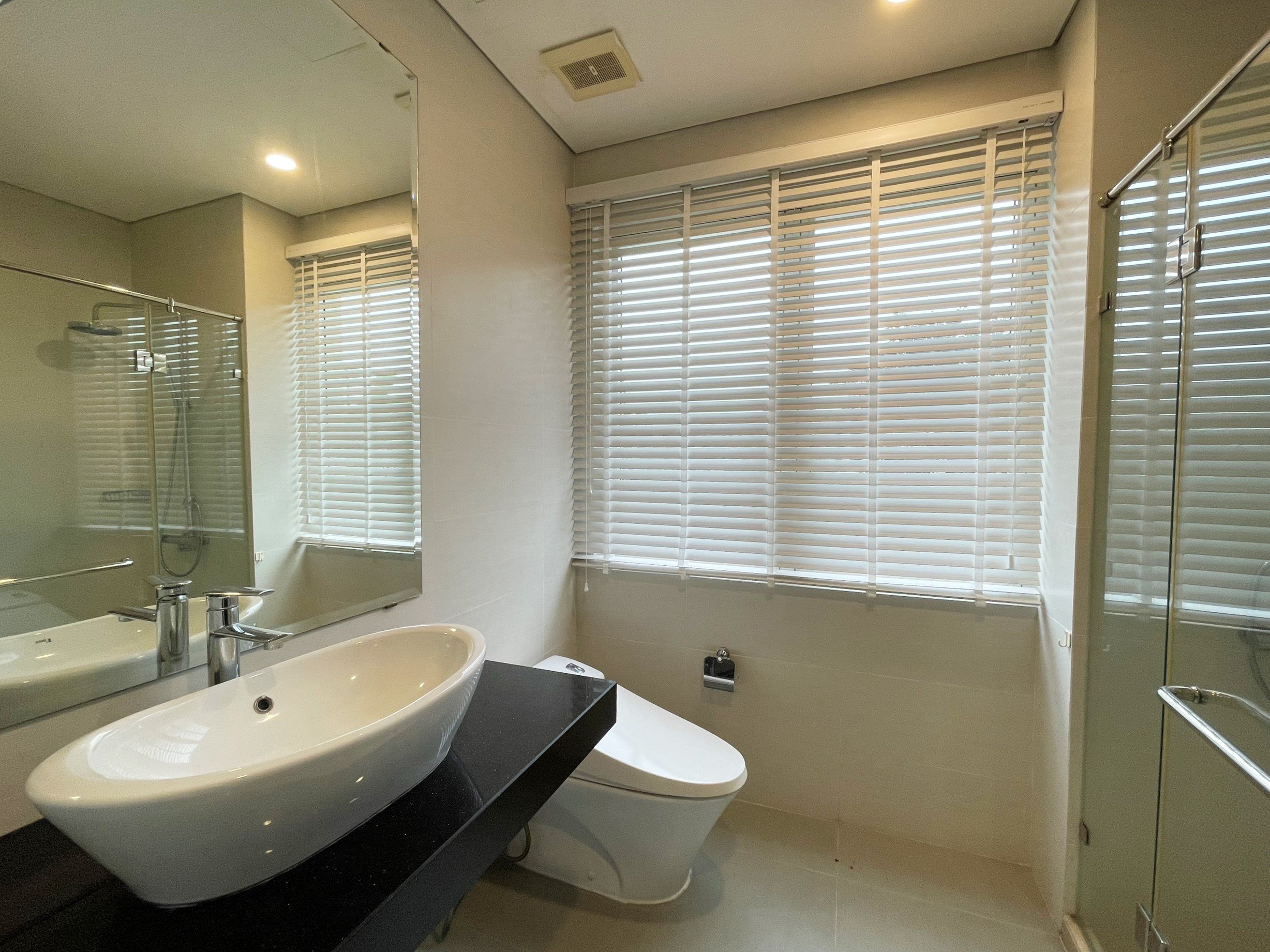 New luxury villa furniture in Vinhomes Riverside for rent cheap price 11