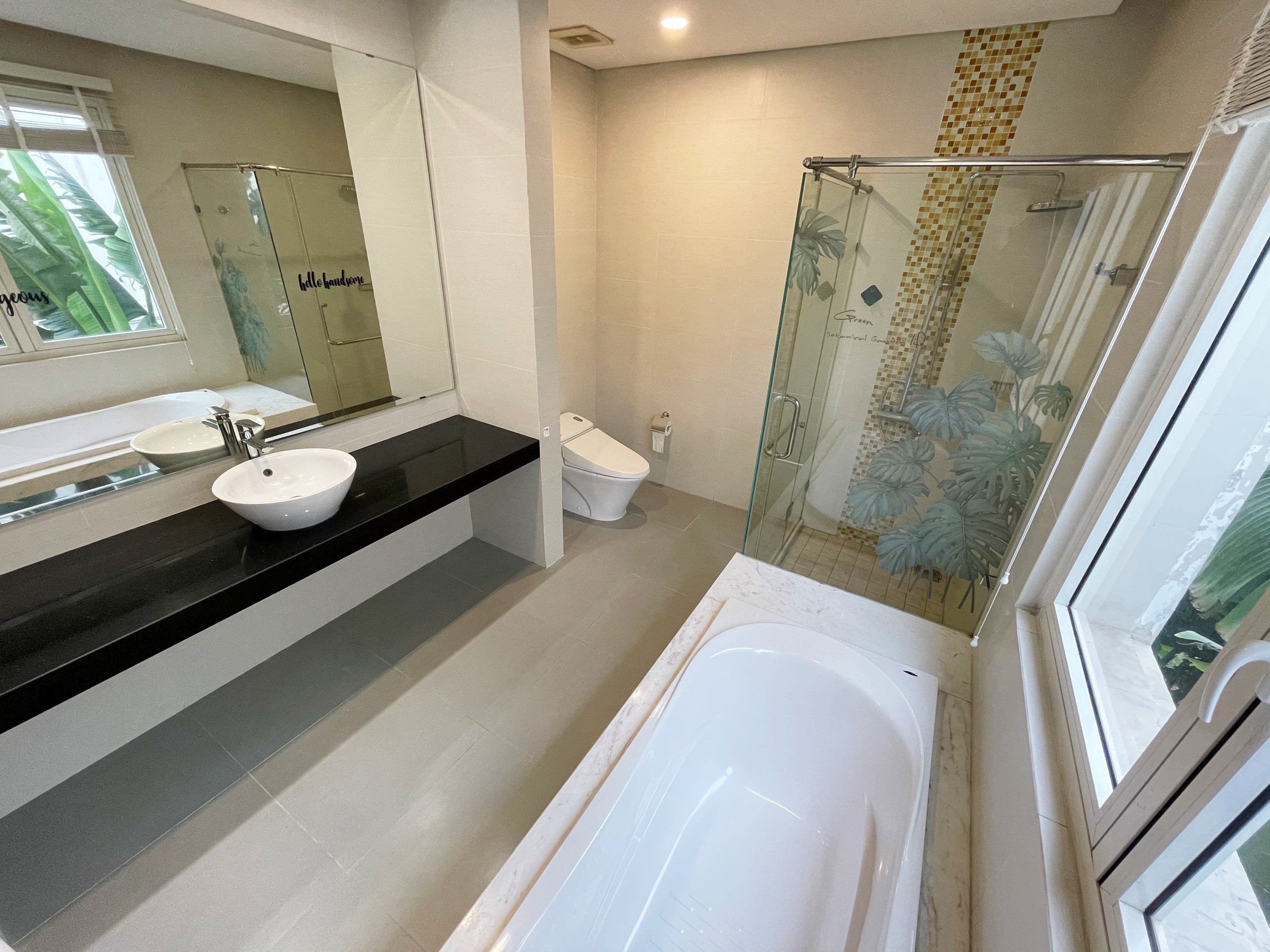 New luxury villa furniture in Vinhomes Riverside for rent cheap price 13