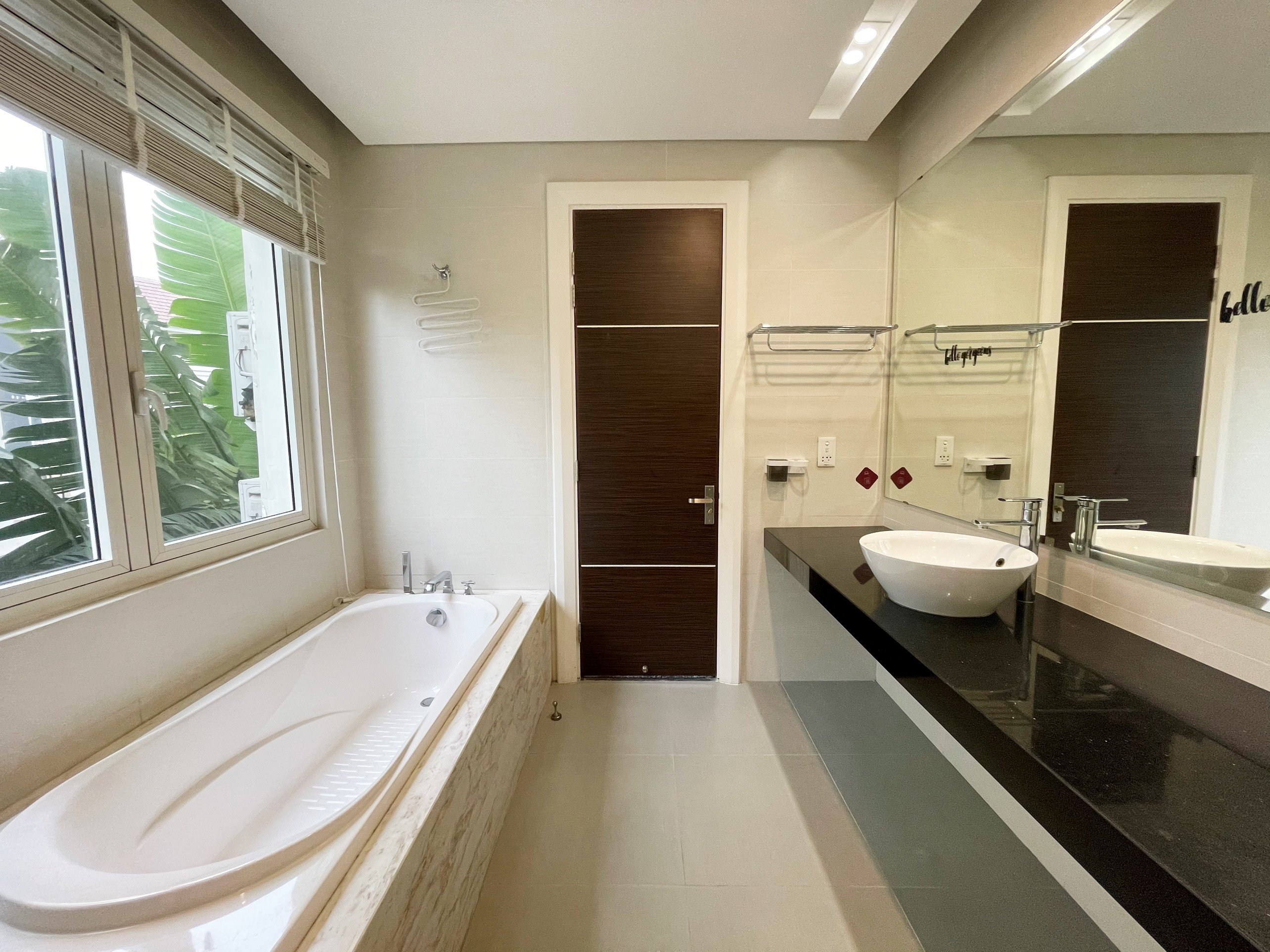 New luxury villa furniture in Vinhomes Riverside for rent cheap price 14