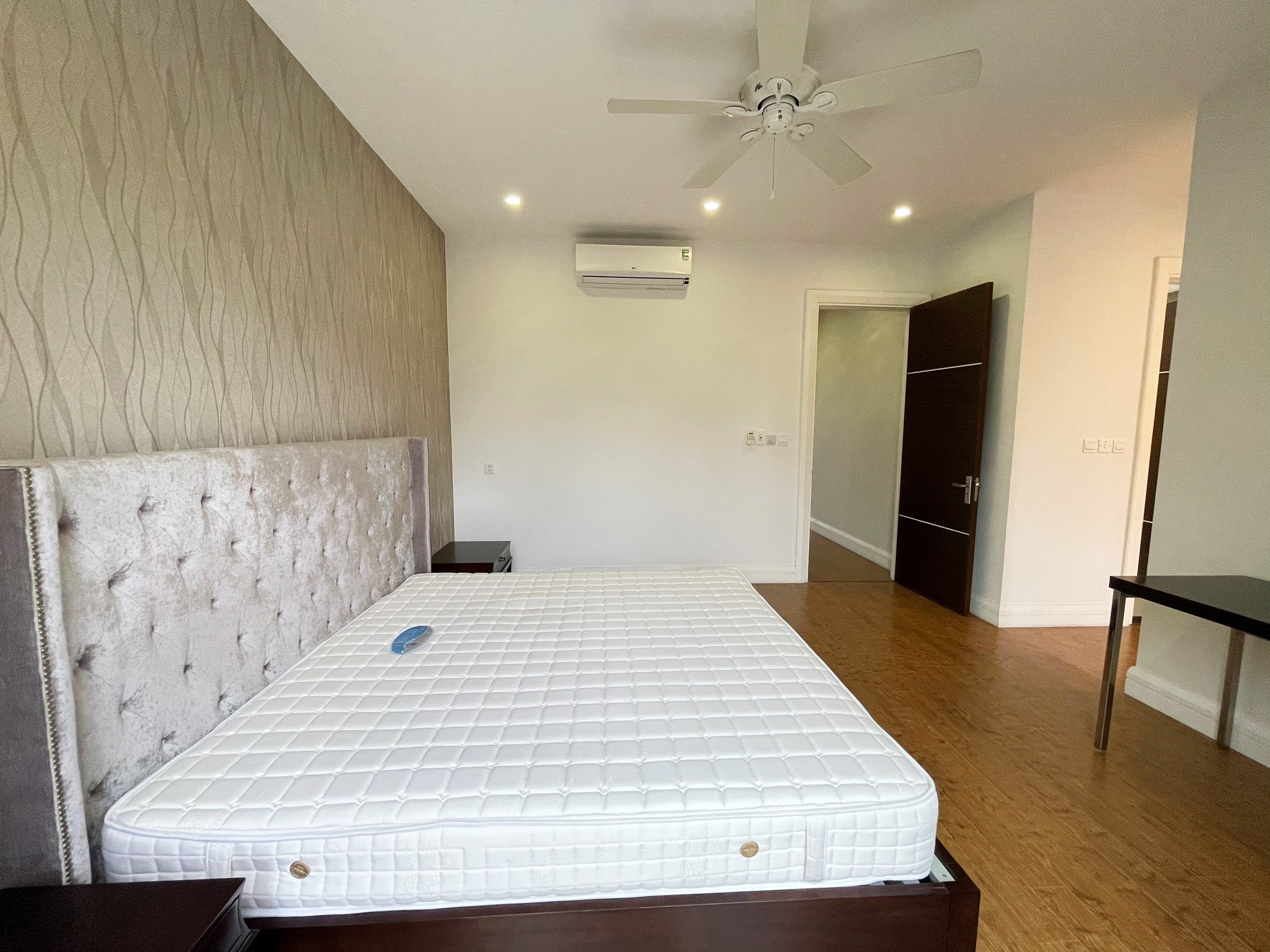 New luxury villa furniture in Vinhomes Riverside for rent cheap price 16