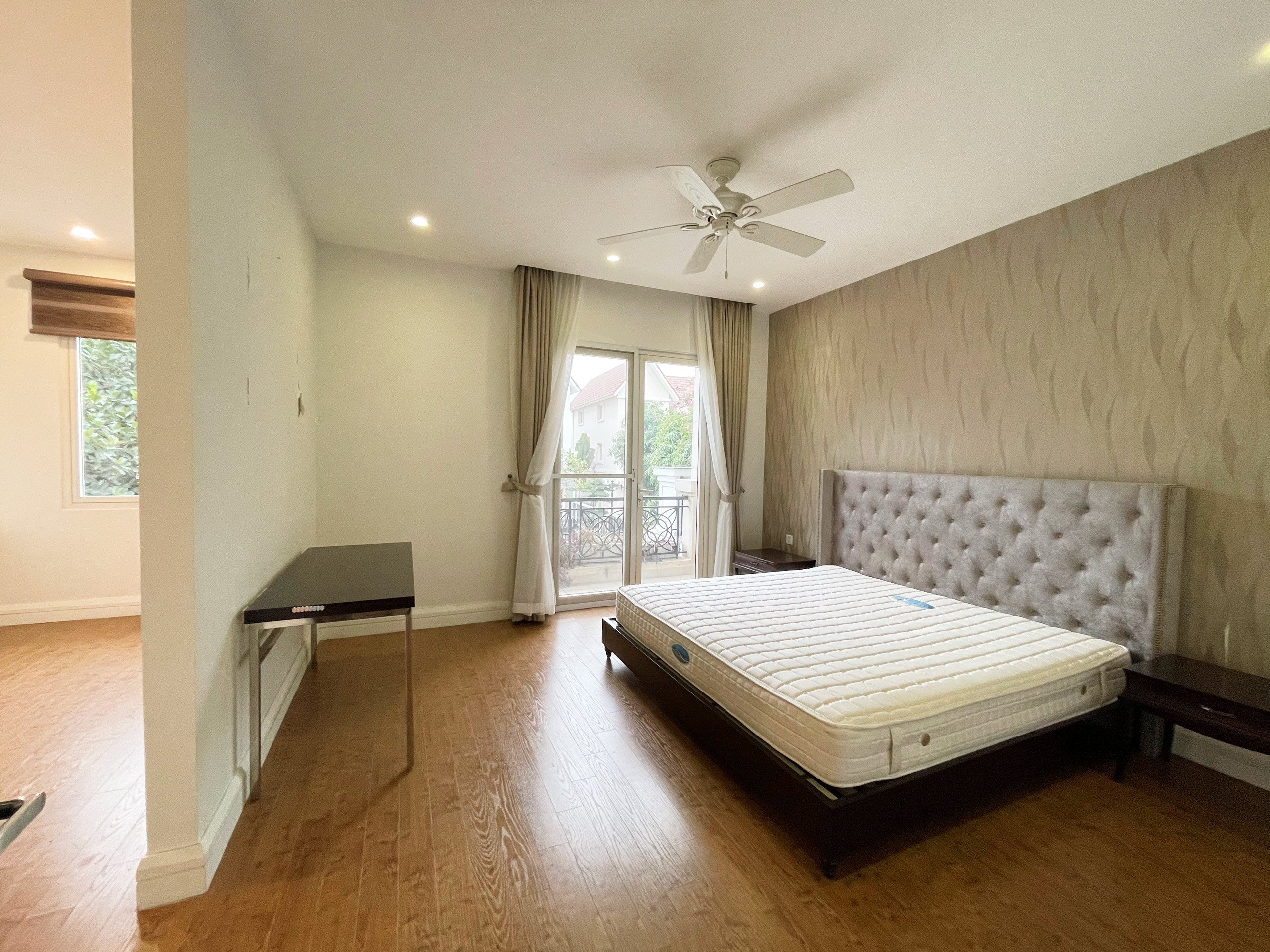 New luxury villa furniture in Vinhomes Riverside for rent cheap price 17