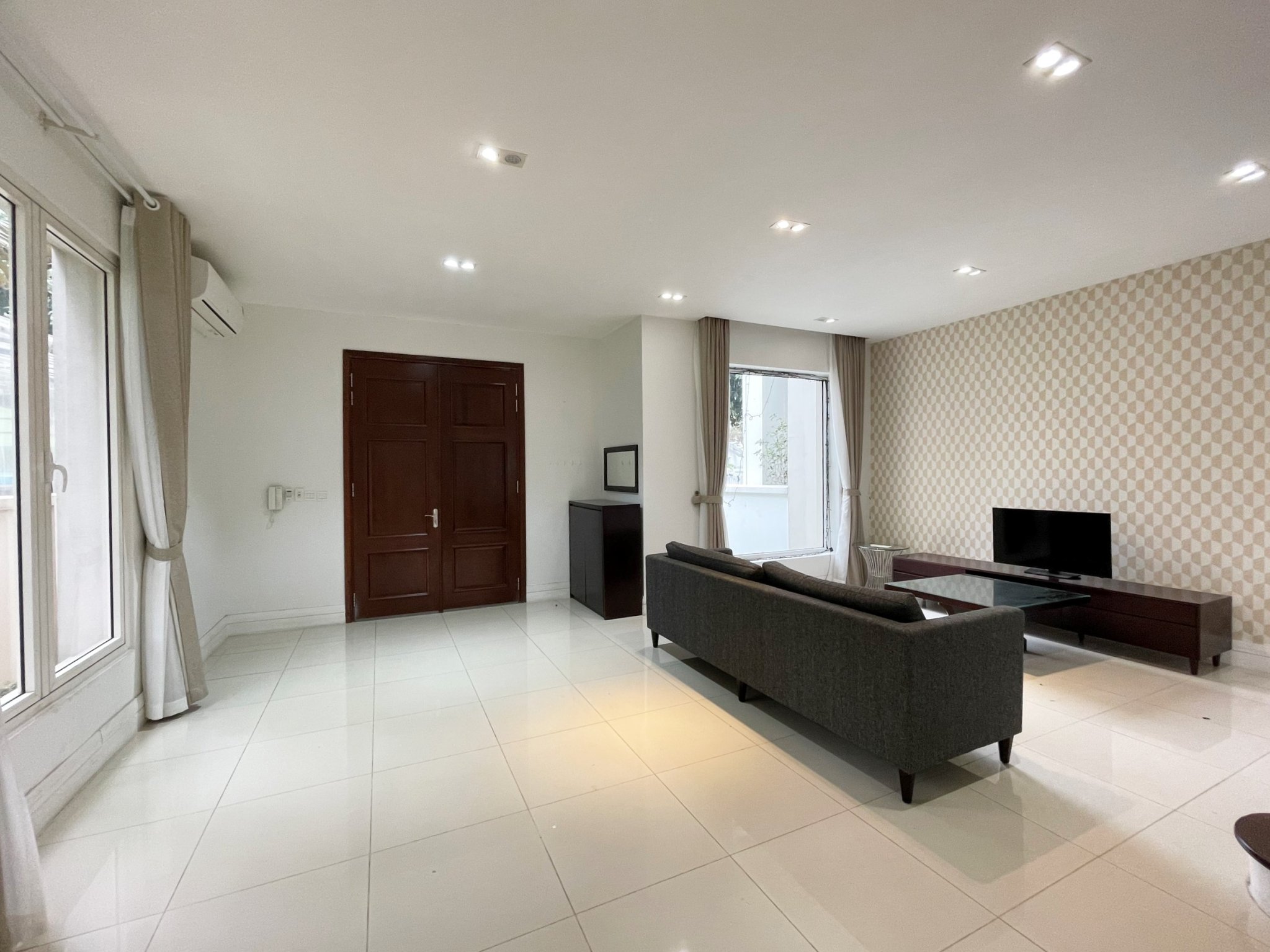 New luxury villa furniture in Vinhomes Riverside for rent cheap price 4