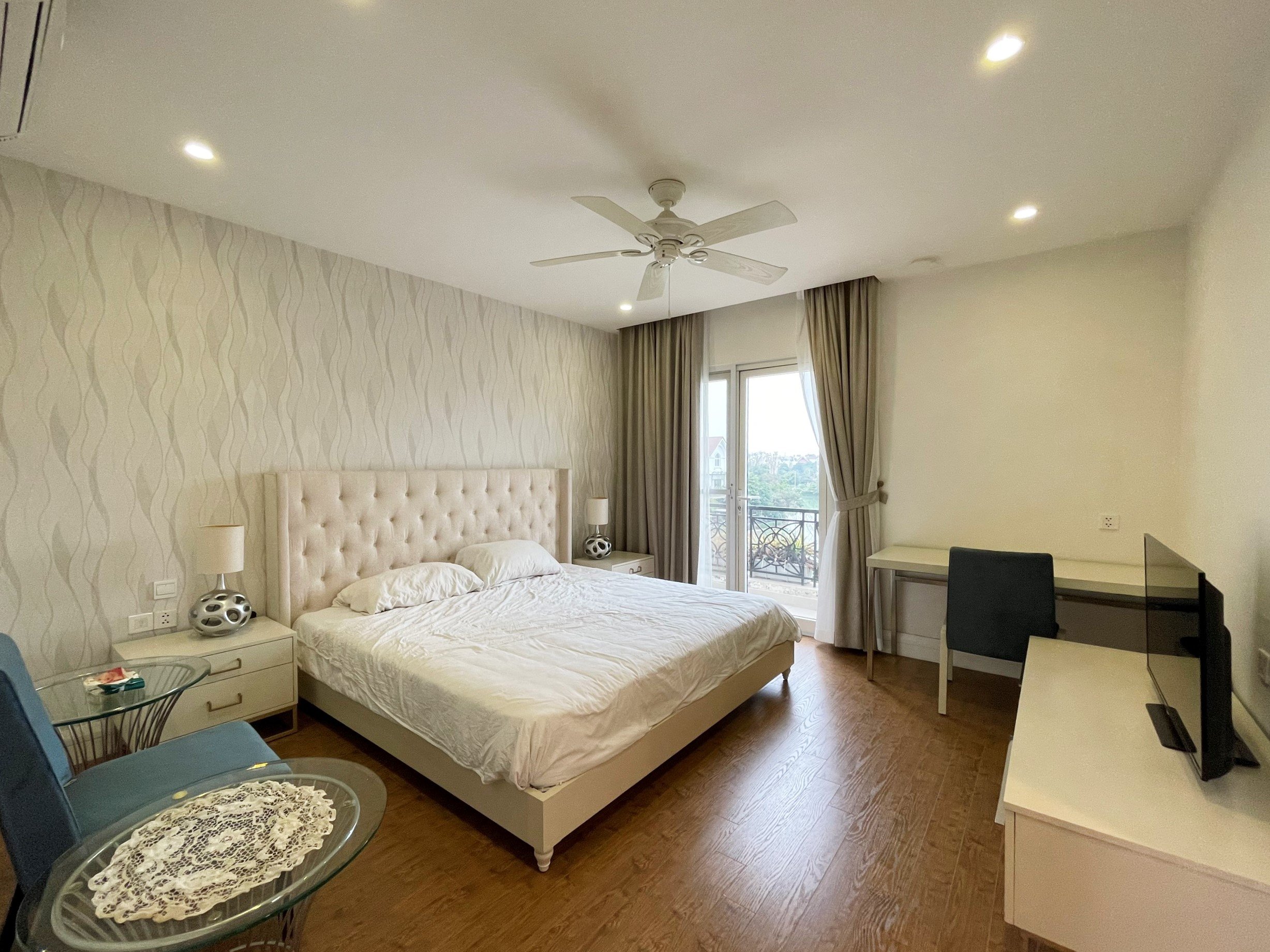 New luxury villa furniture in Vinhomes Riverside for rent cheap price 5
