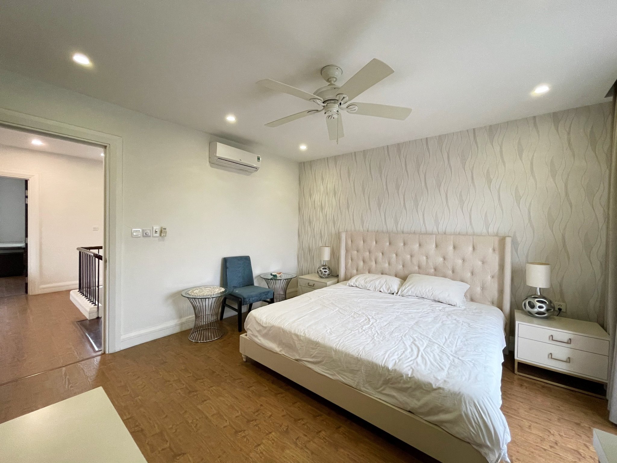 New luxury villa furniture in Vinhomes Riverside for rent cheap price 6