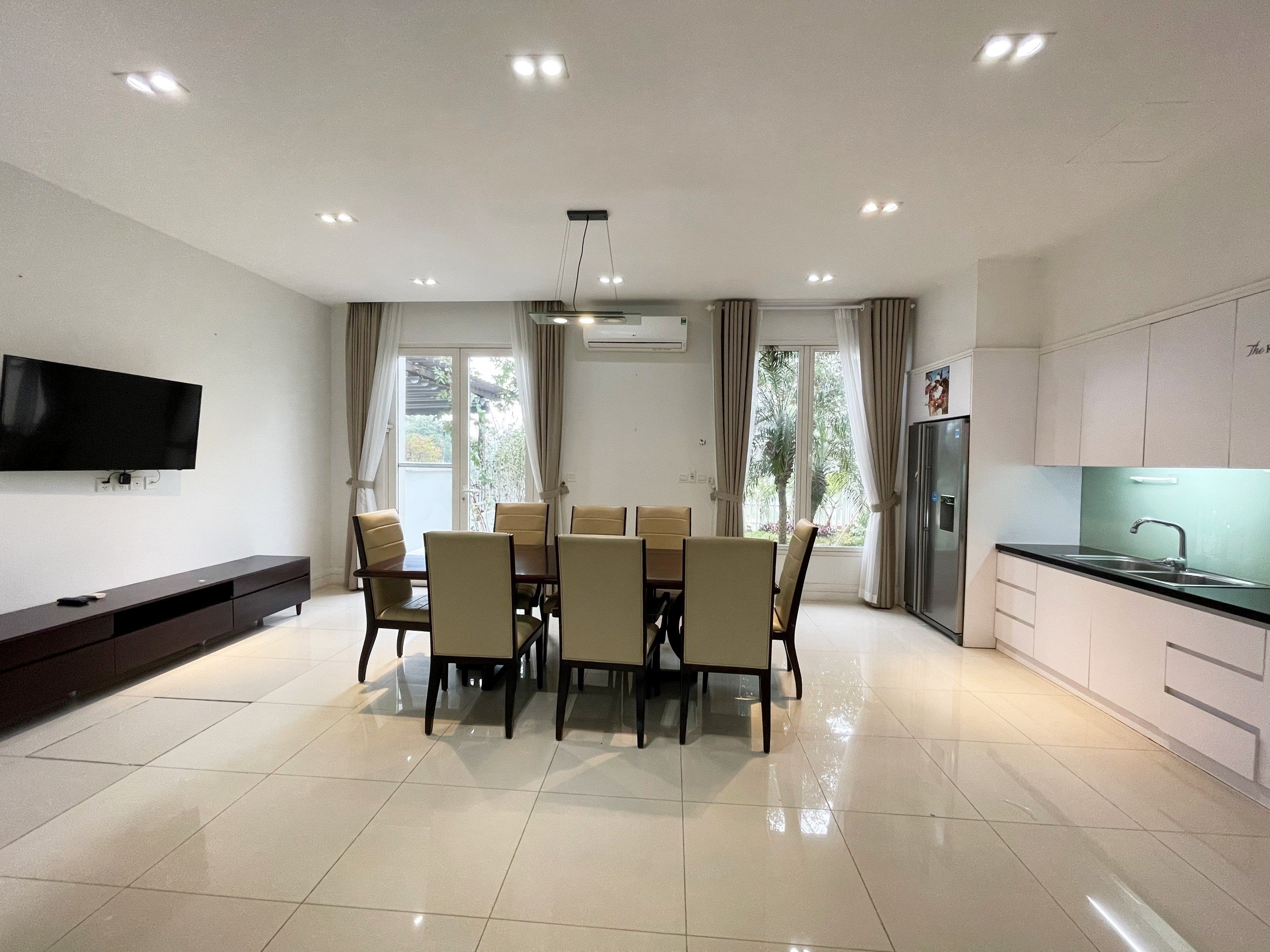 New luxury villa furniture in Vinhomes Riverside for rent cheap price 8
