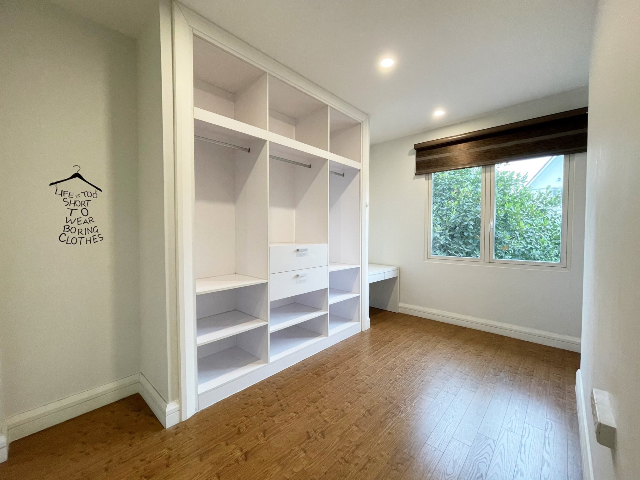 New luxury villa furniture in Vinhomes Riverside for rent cheap price 9