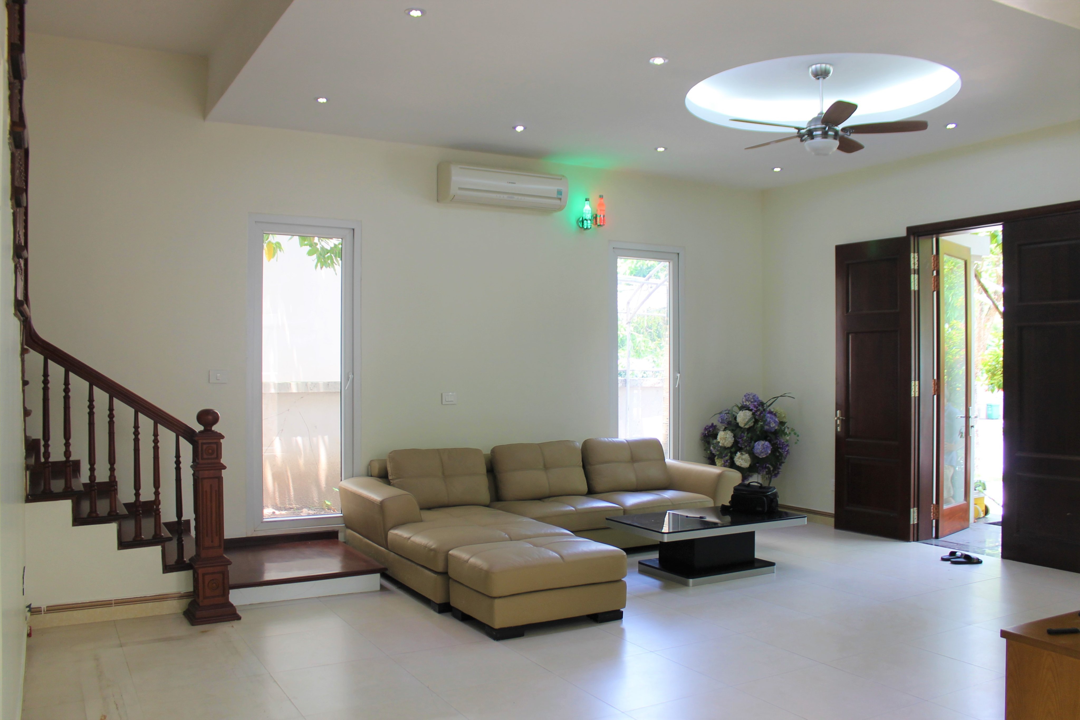 A Villa for rent in Vinhomes Riverside - Best price