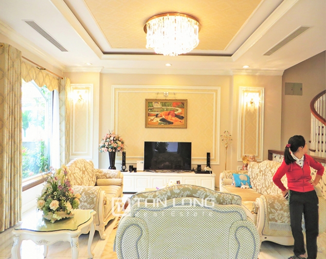 Luxury villa in Vinhomes Riverside for lease, a spacious living room, river view