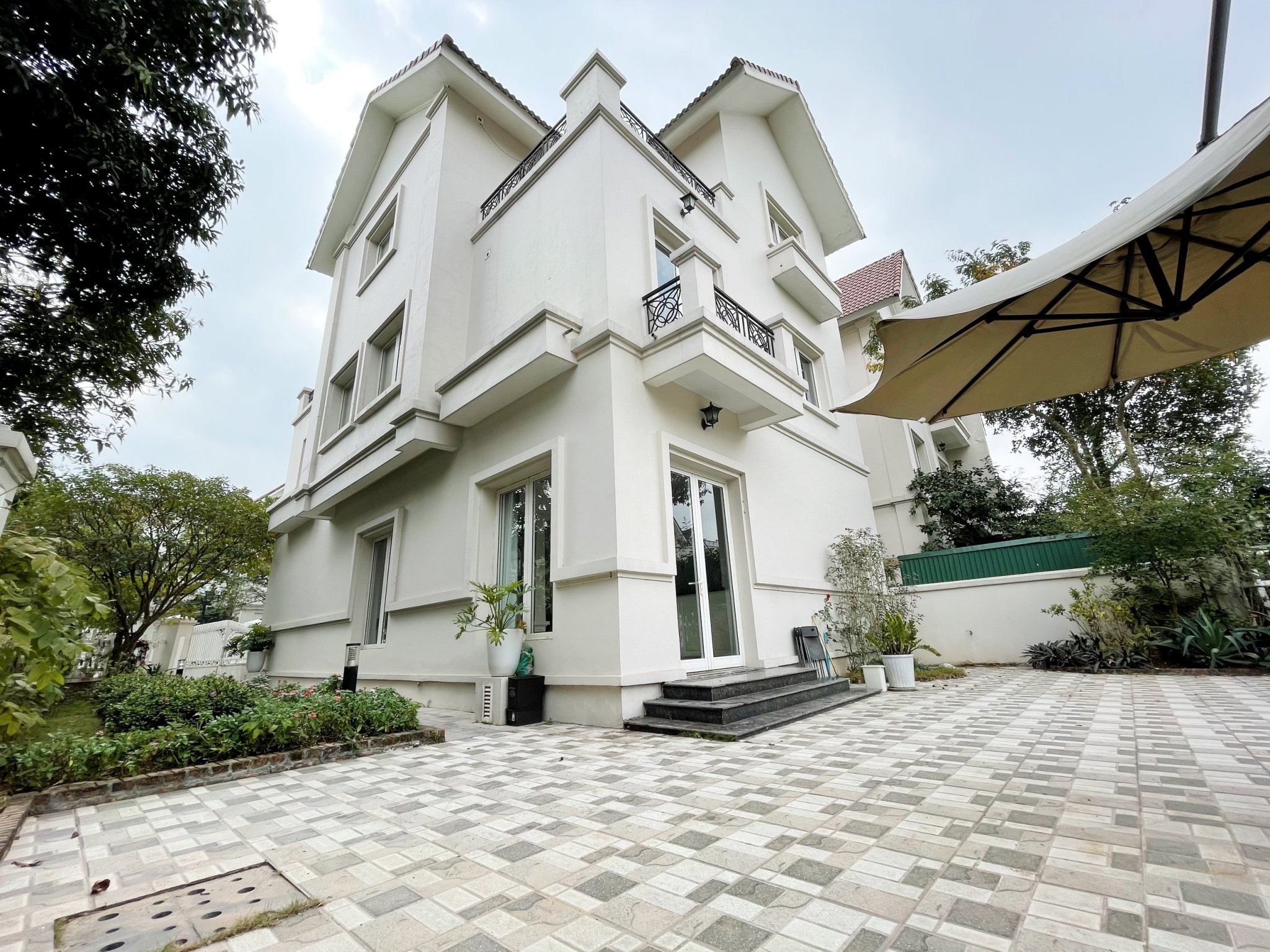 New finished luxury villa in Vinhomes Riverside for rent in Hoa Phuong area