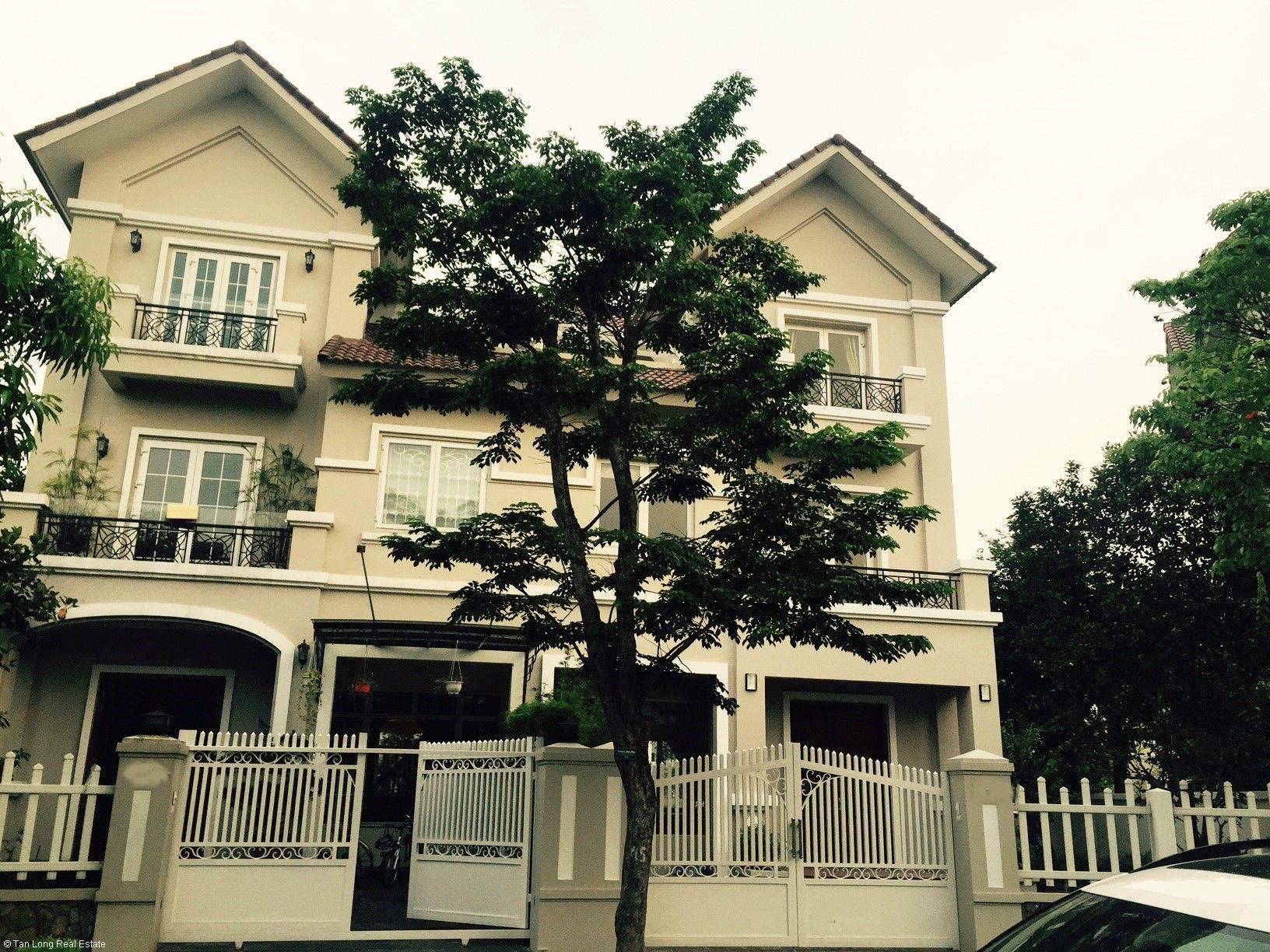 Stunning 4 bedroom villa with river view for rent in Vinhomes Riverside, Long Bien, Hanoi