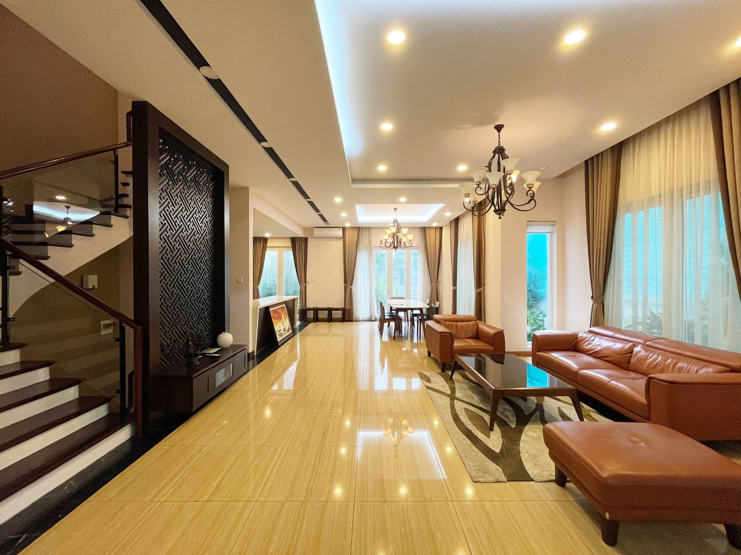 The luxury villa full furniture for rent in Vinhome Riverside only ~2500 usd/month