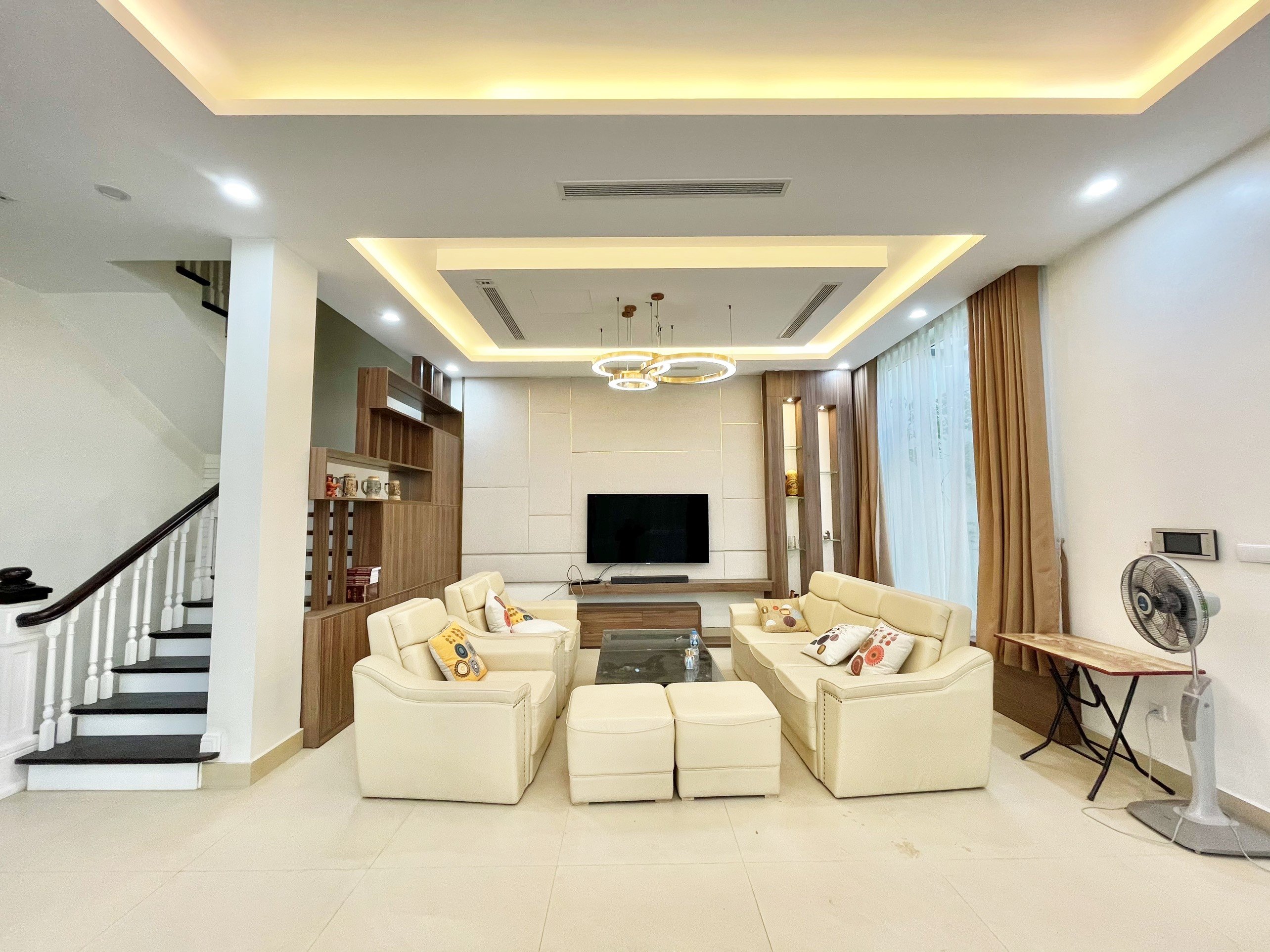 Villa full furniture in Vinhomes Riverside for rent price 1,700 usd/month