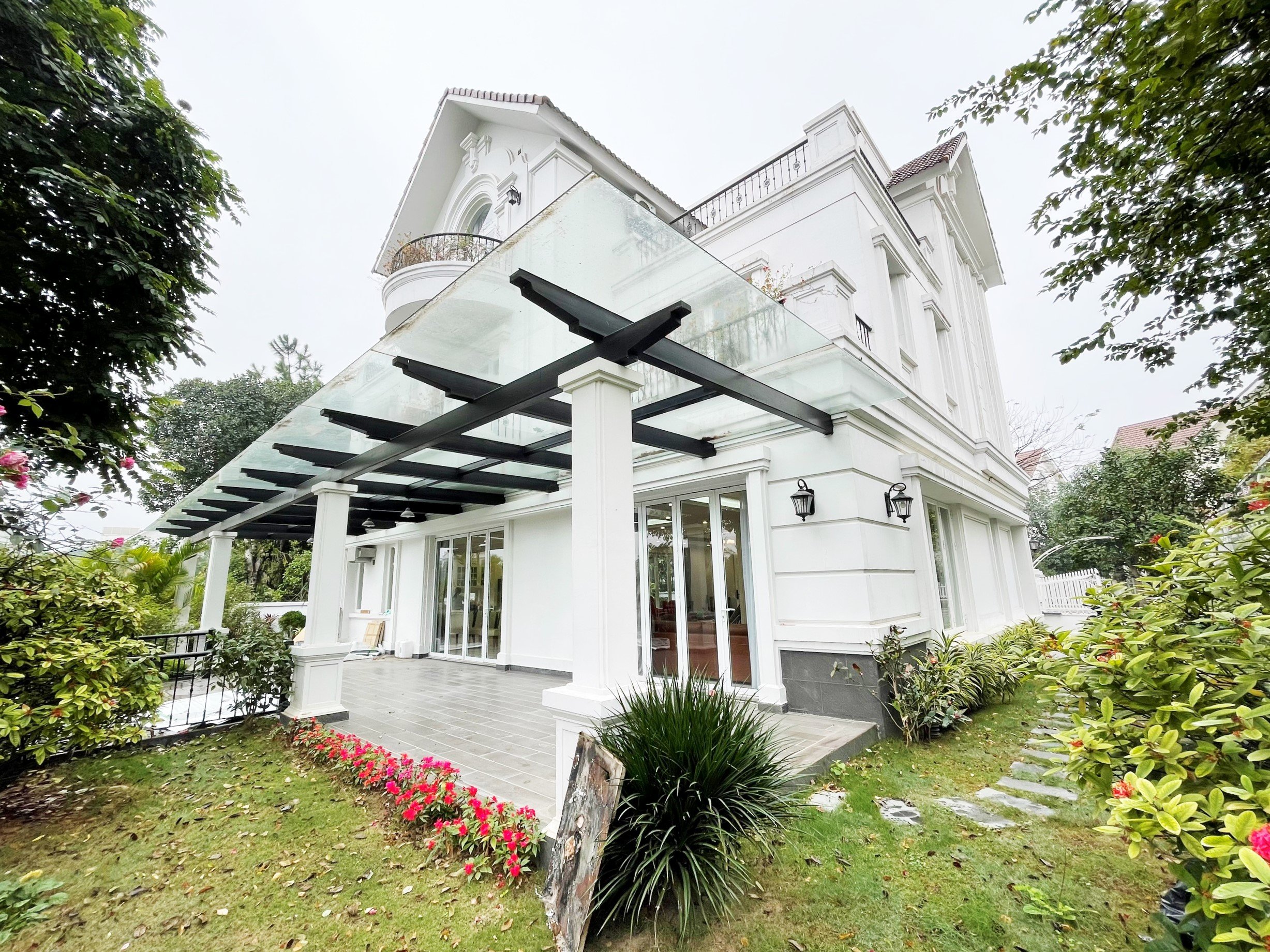 Incredible Bang Lang Villa for rent in Vinhomes Riverside, Long Bien District