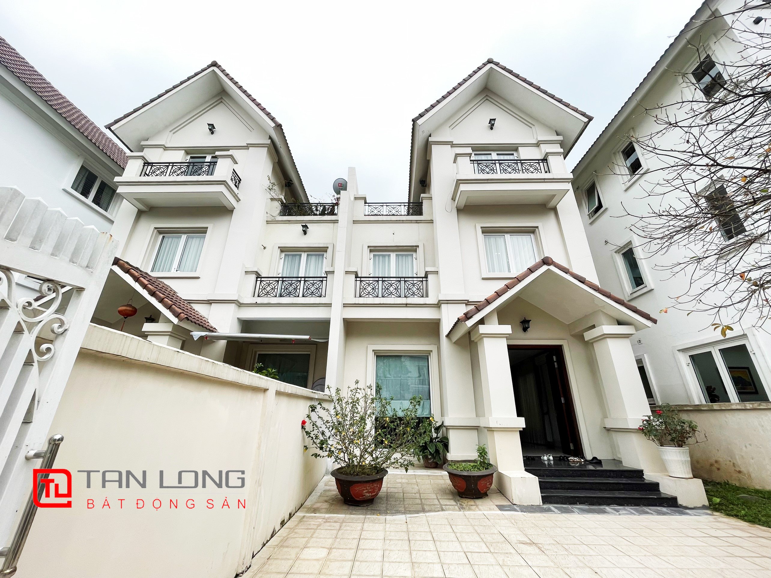 Semi-detached of Hoa Sua block for rent in Vinhomes Riverside area