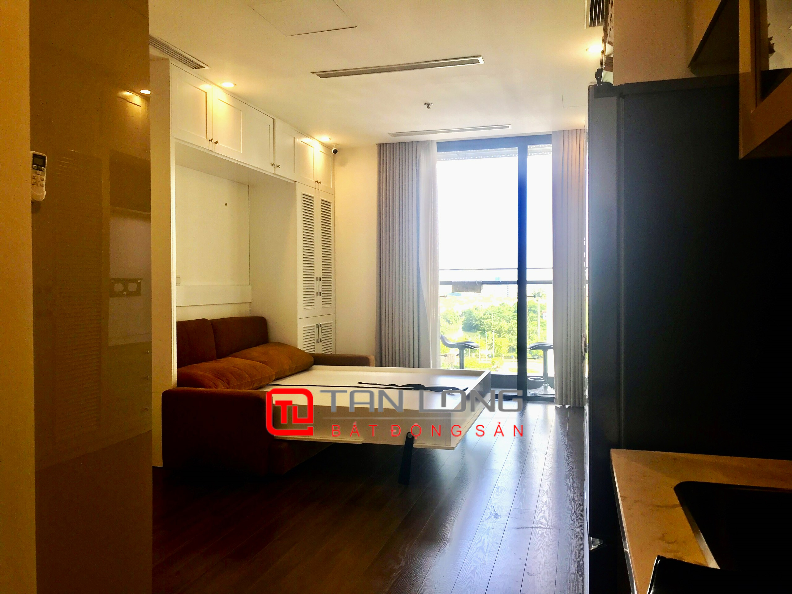 Studio apartment for rent on high floor, building S1 with full furniture in Vinhomes Symphony