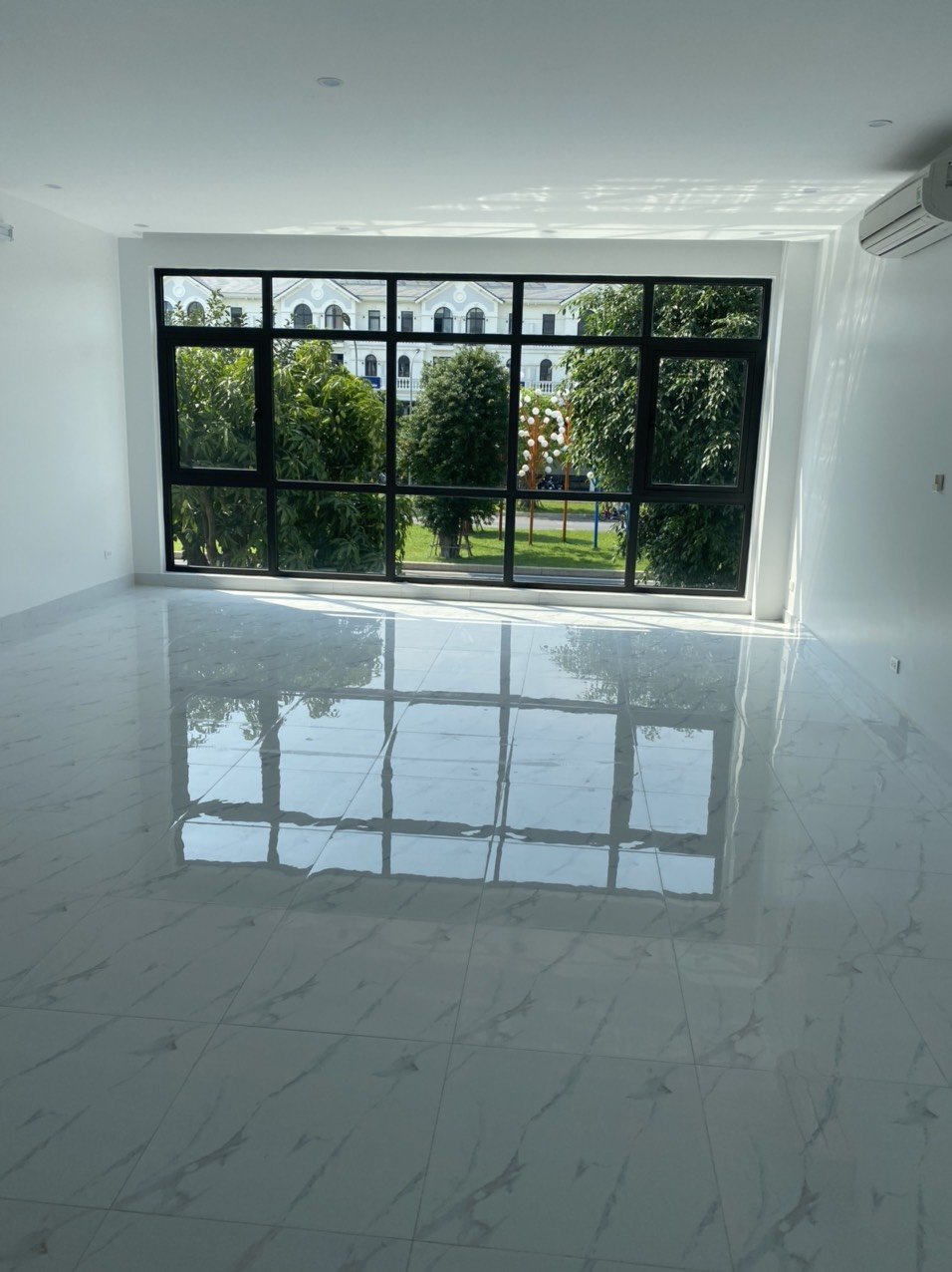 Raw but Smoothy Shophouse in selling at Ngọc Trai zone, Vinhomes Ocean Park 2