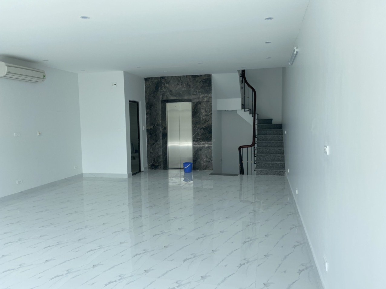 Raw but Smoothy Shophouse in selling at Ngọc Trai zone, Vinhomes Ocean Park 7
