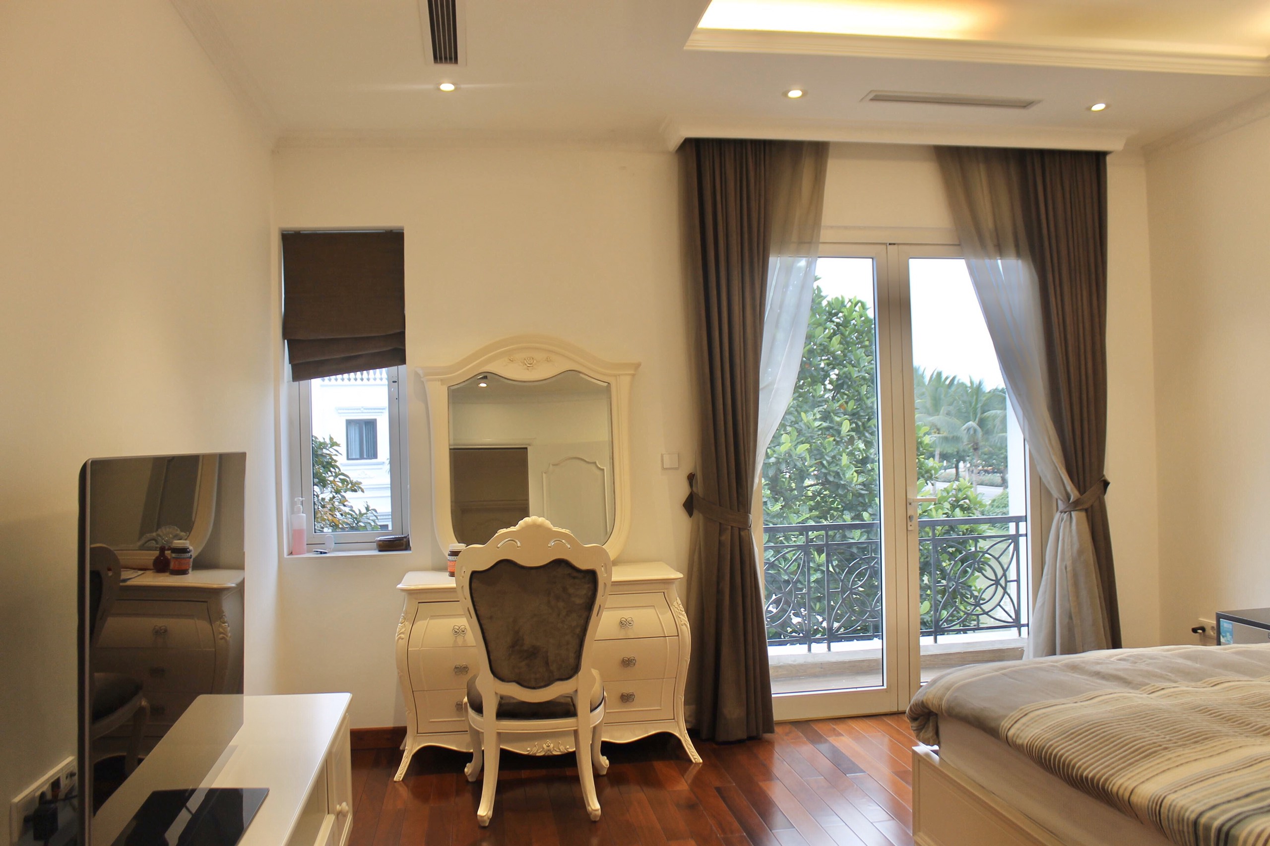 Remarkable villa for rent in Anh Dao street, Vinhomes Riverside 21