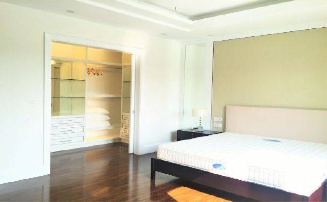 Renting serviced villa with 3 bedrooms in Hoa Sua lane, Vinhomes, Long Bien 13