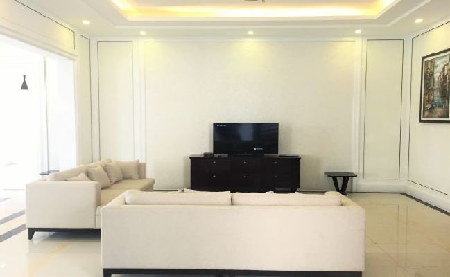 Renting serviced villa with 3 bedrooms in Hoa Sua lane, Vinhomes, Long Bien 2